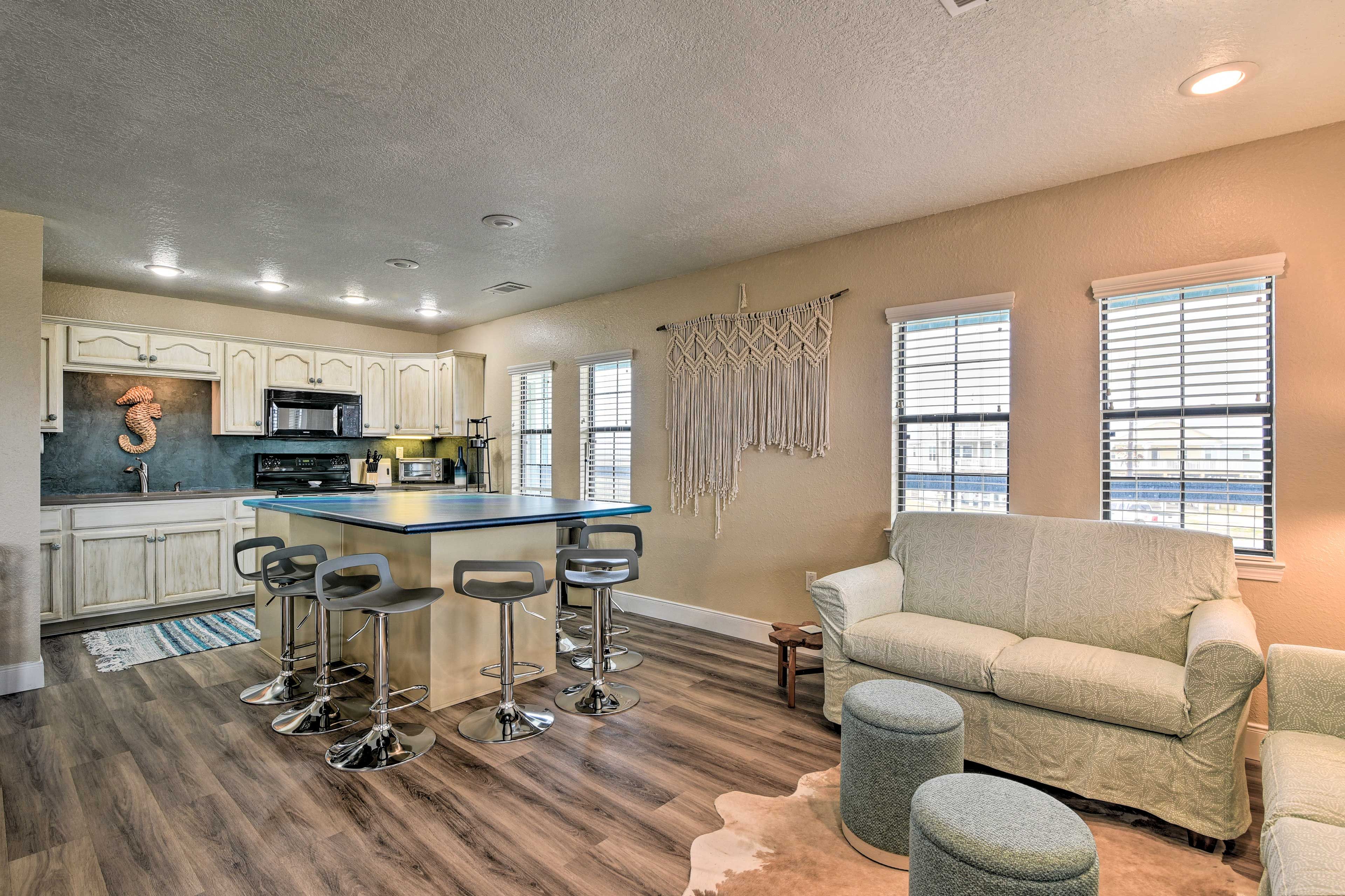 Dining Area | Dishware Provided | 1st Floor