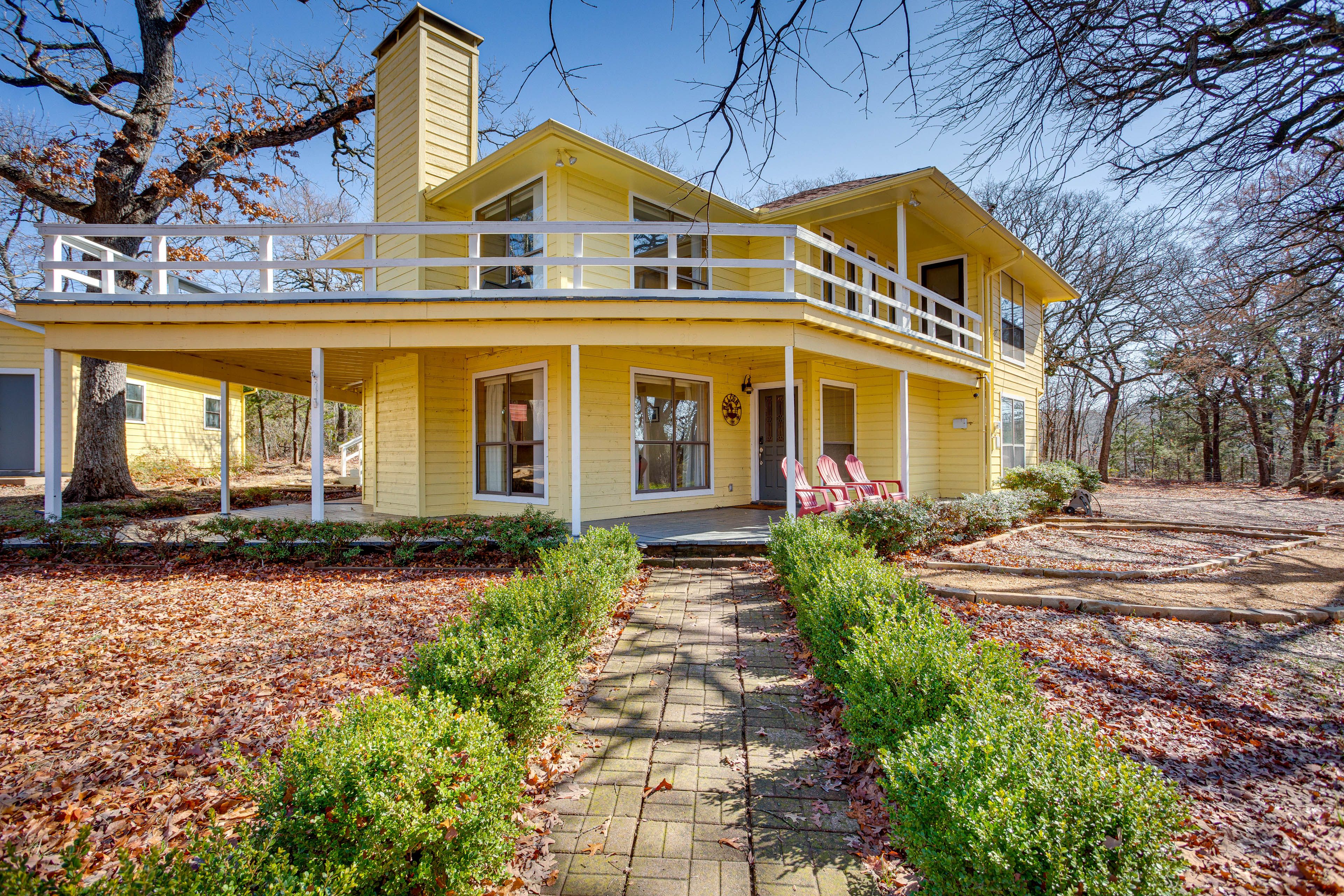 Pottsboro Vacation Rental | 3BR | 2.5BA | 2,400 Sq Ft | 2 Steps Required