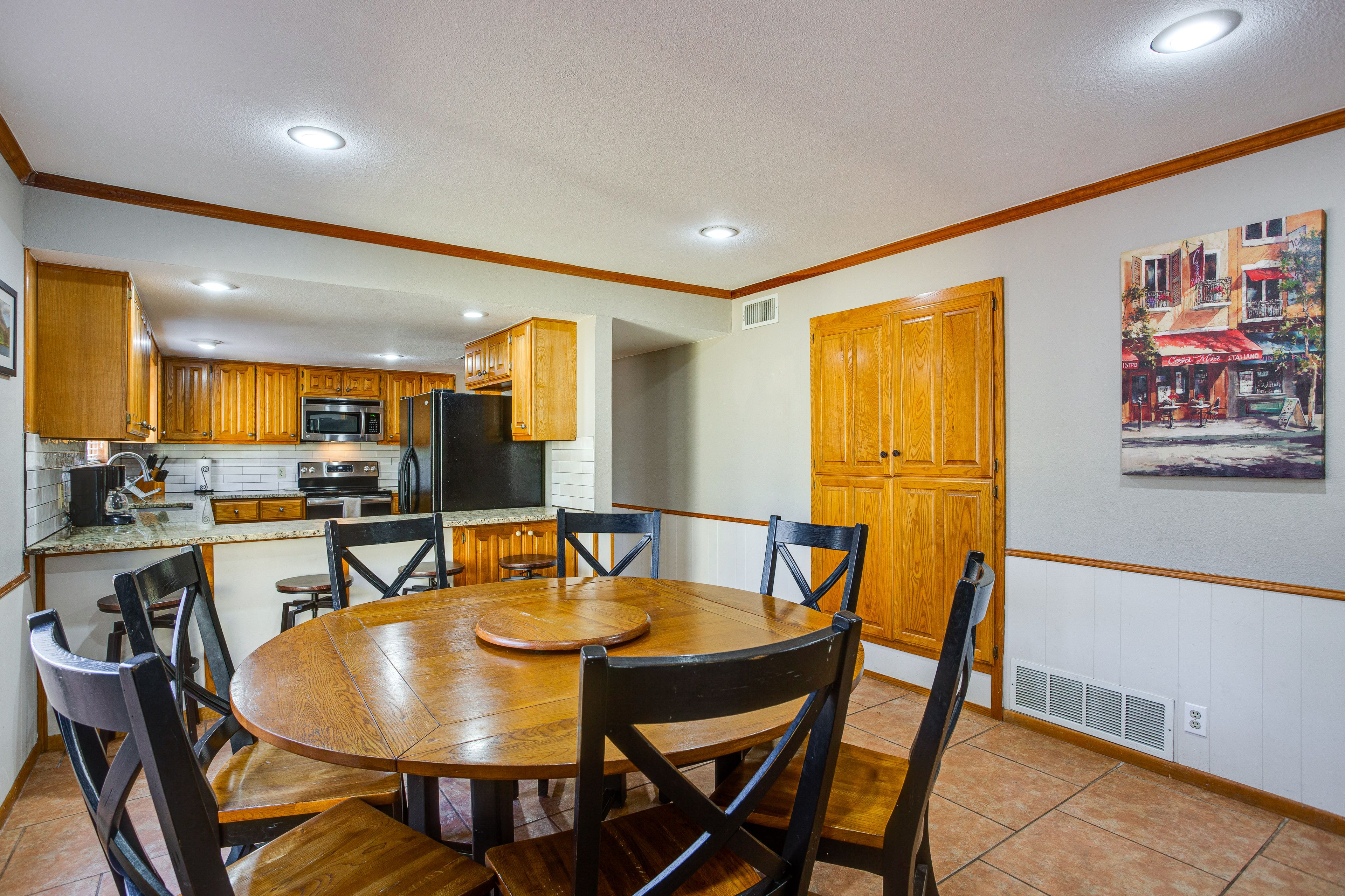 Dining Table | Dishware Provided