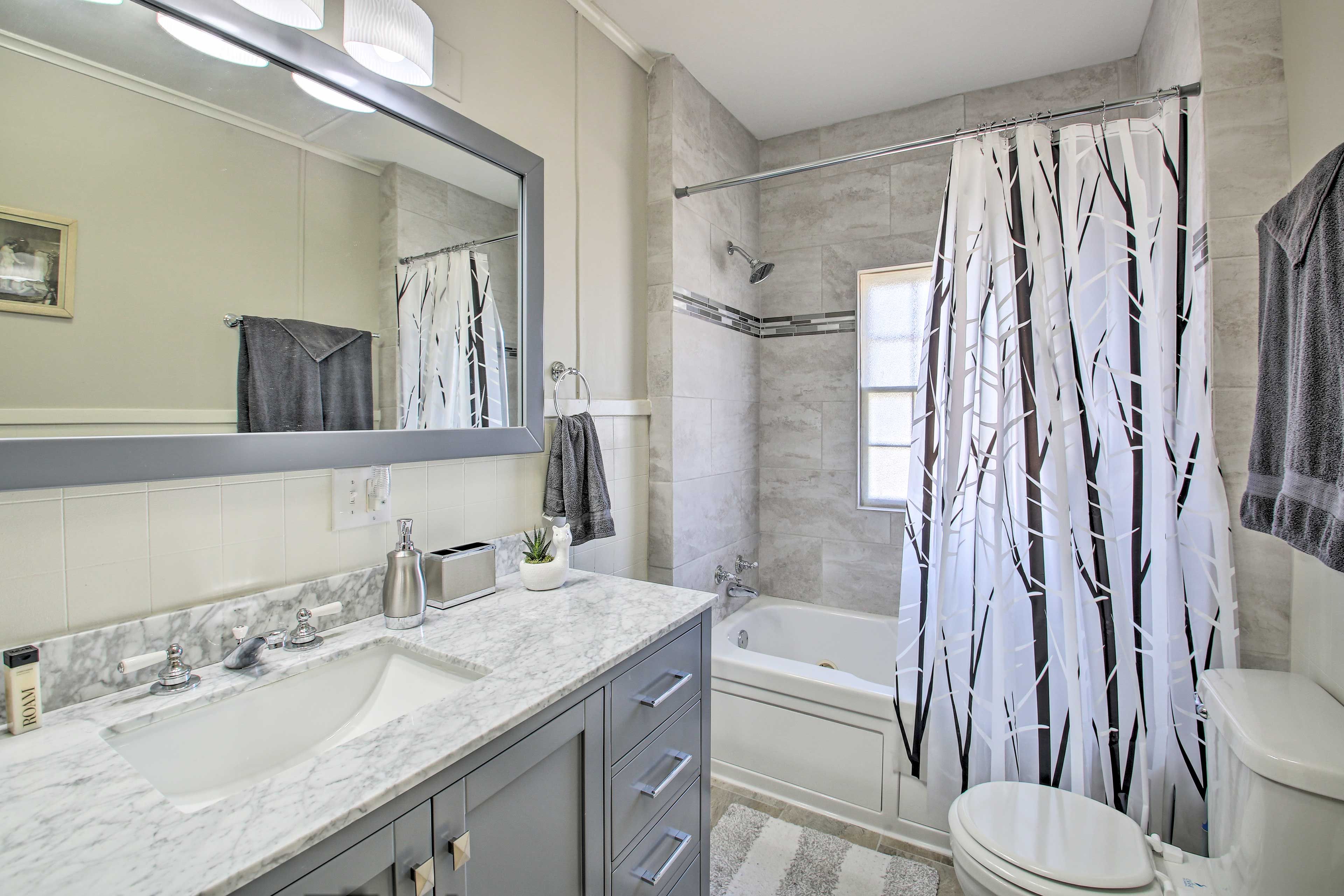 Full Bathroom | Towels Provided