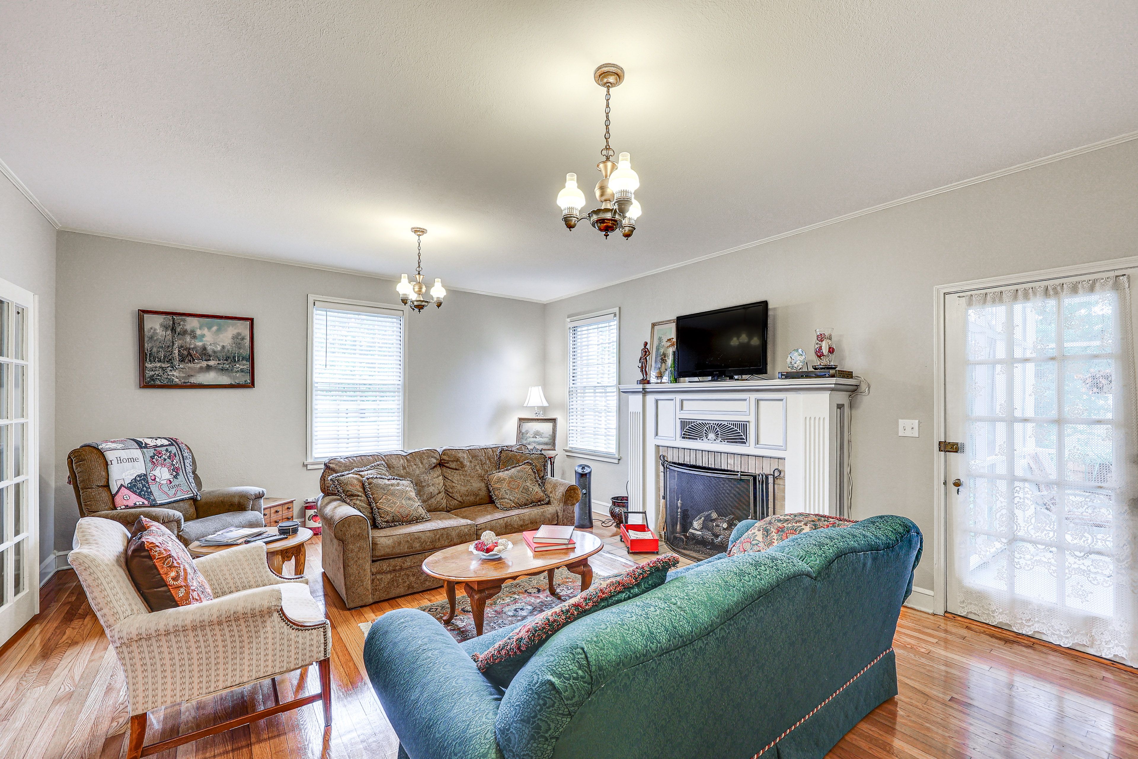 Living Room | Main Floor | TV w/ Cable