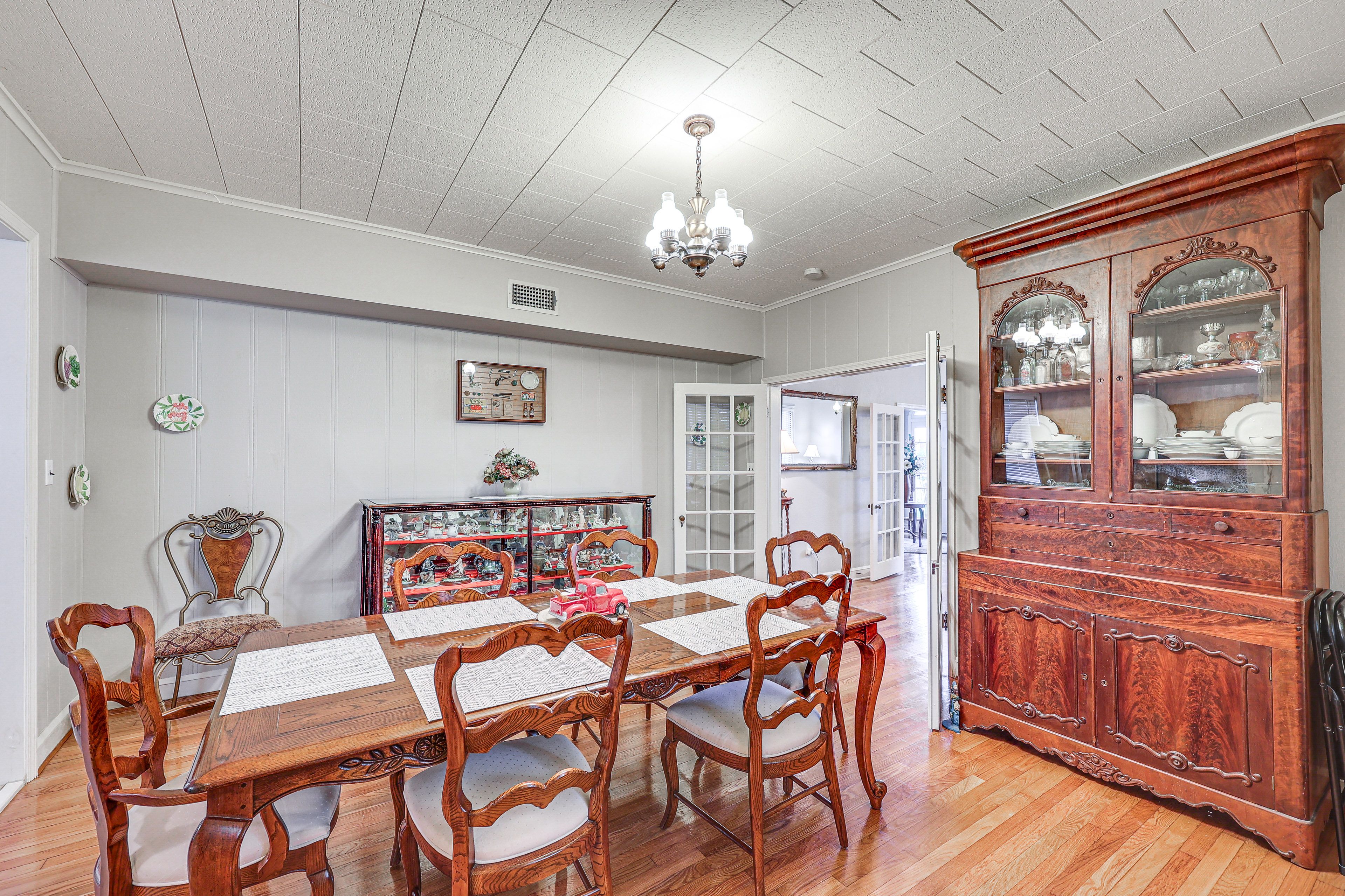Dining Area | Main Floor | Dishware & Flatware Provided