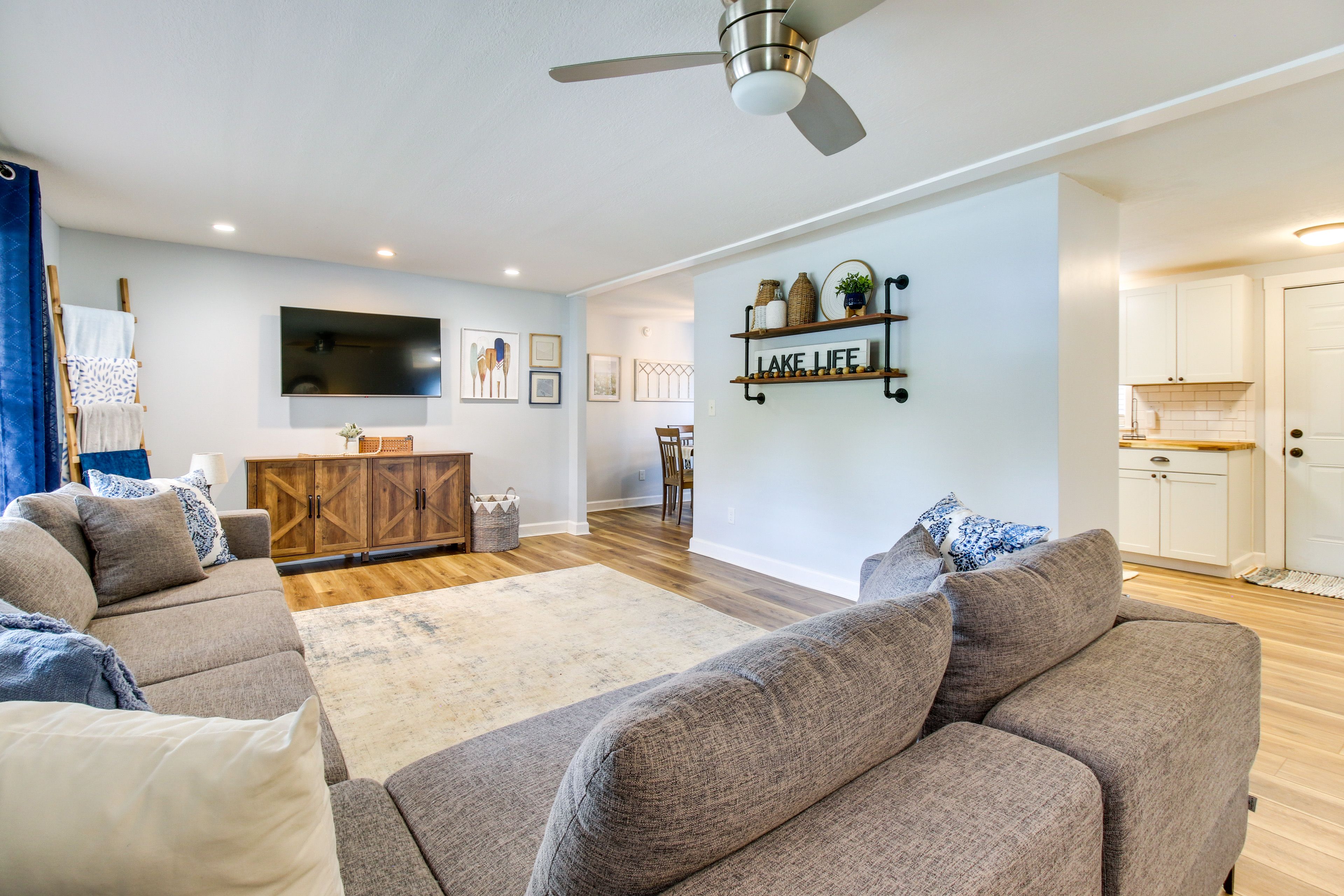 Living Room | Smart TV | Central Heat & A/C | Free WiFi