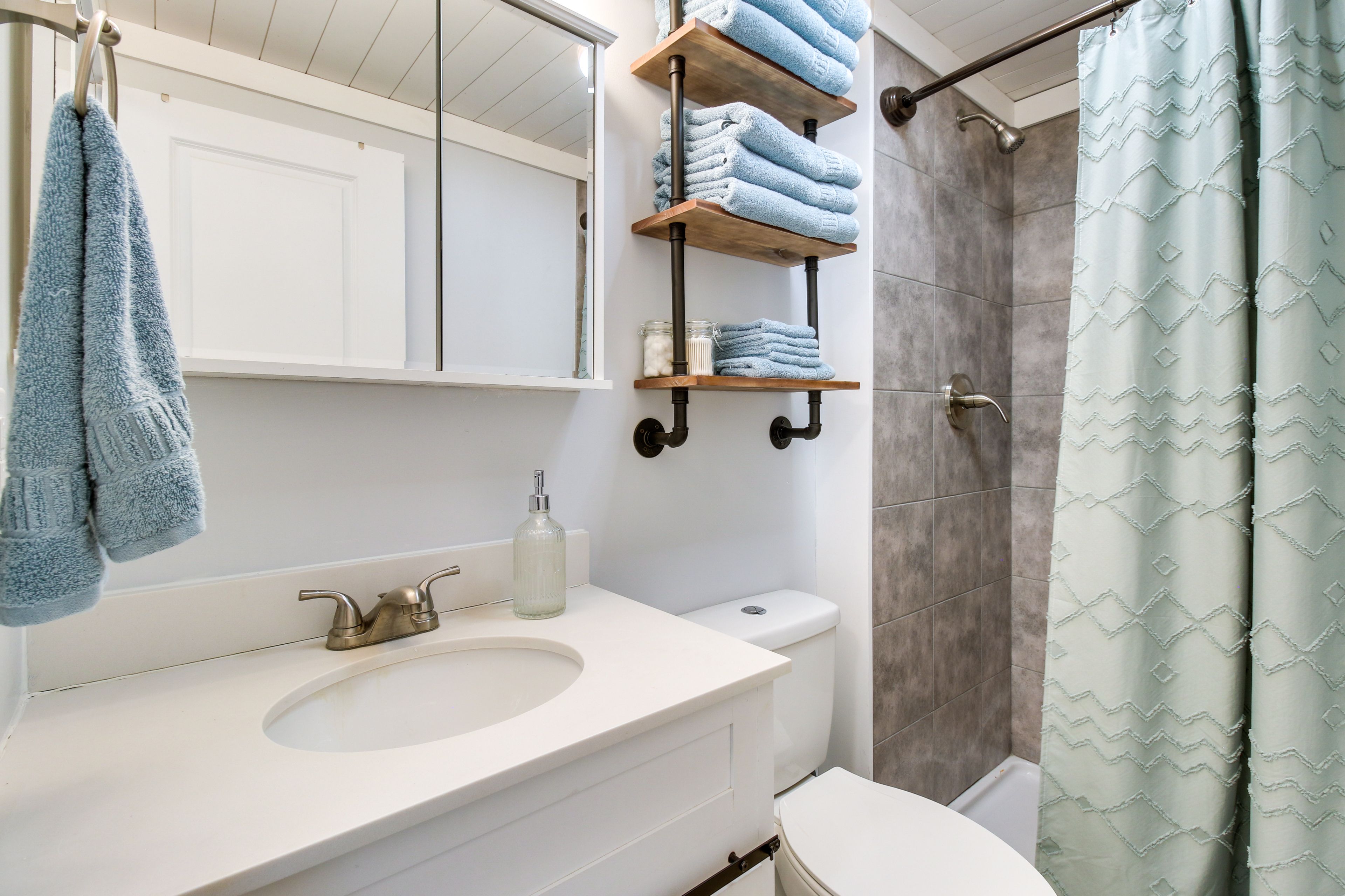 Full Bathroom | Towels Provided | Complimentary Toiletries