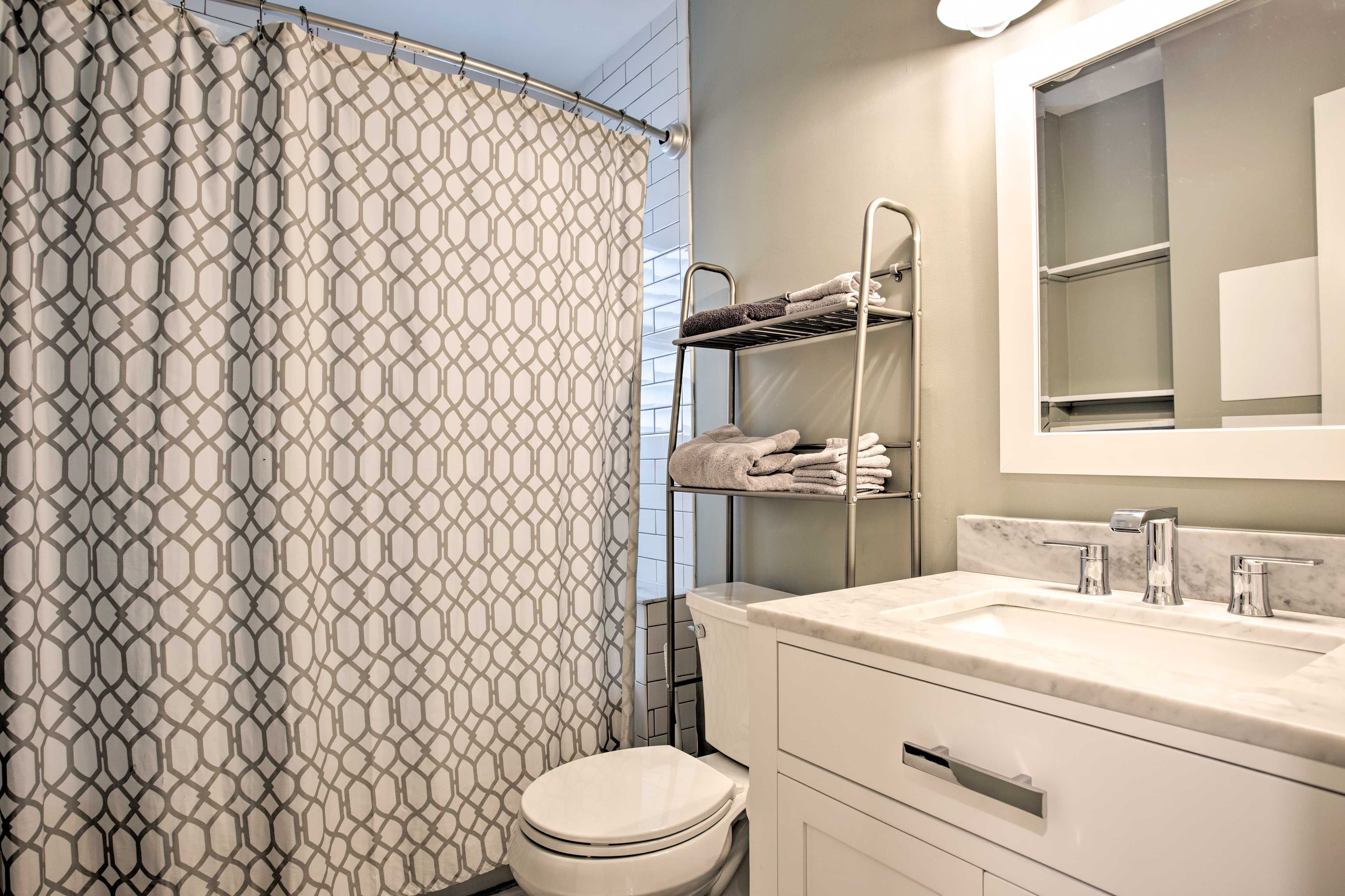 Full Bathroom | Complimentary Toiletries