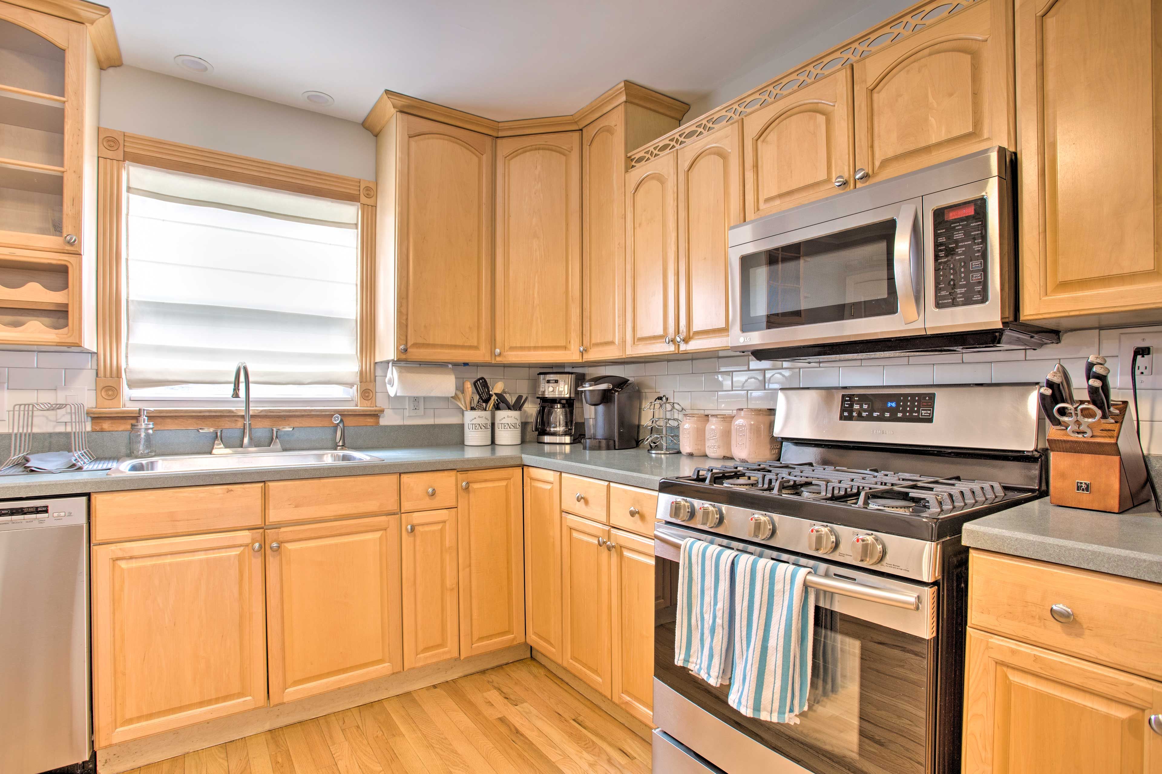 Fully Equipped Kitchen | Dishware/Flatware