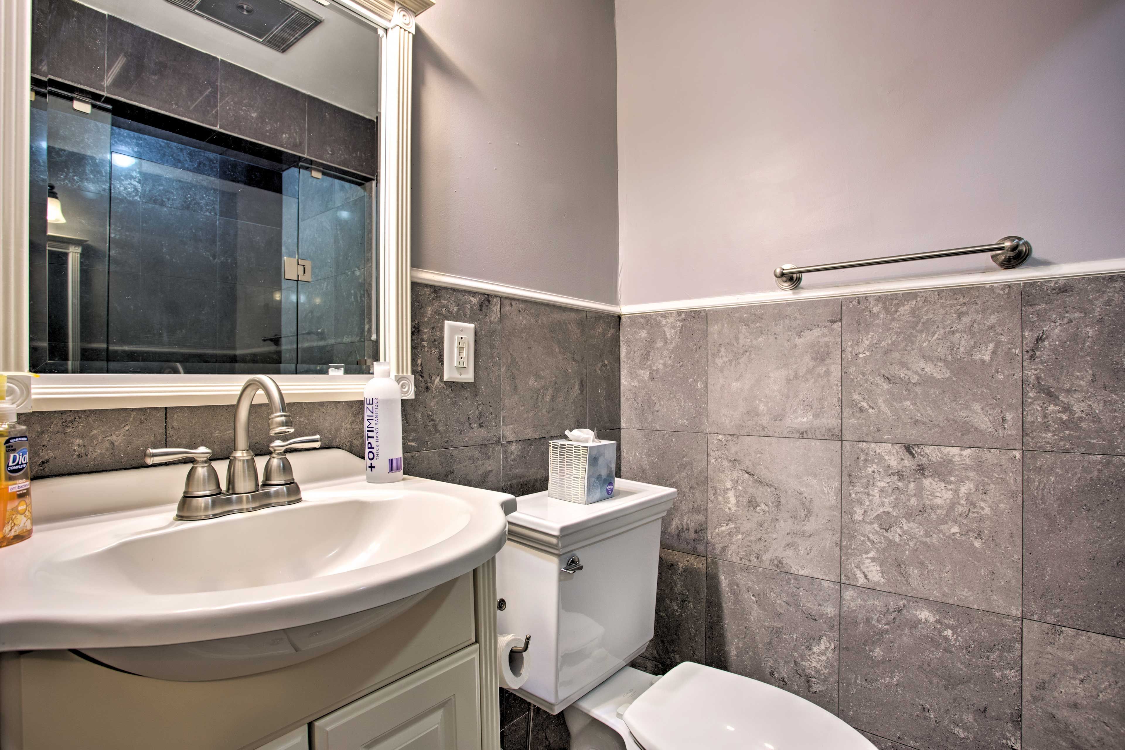 Full Bathroom | Towels Provided