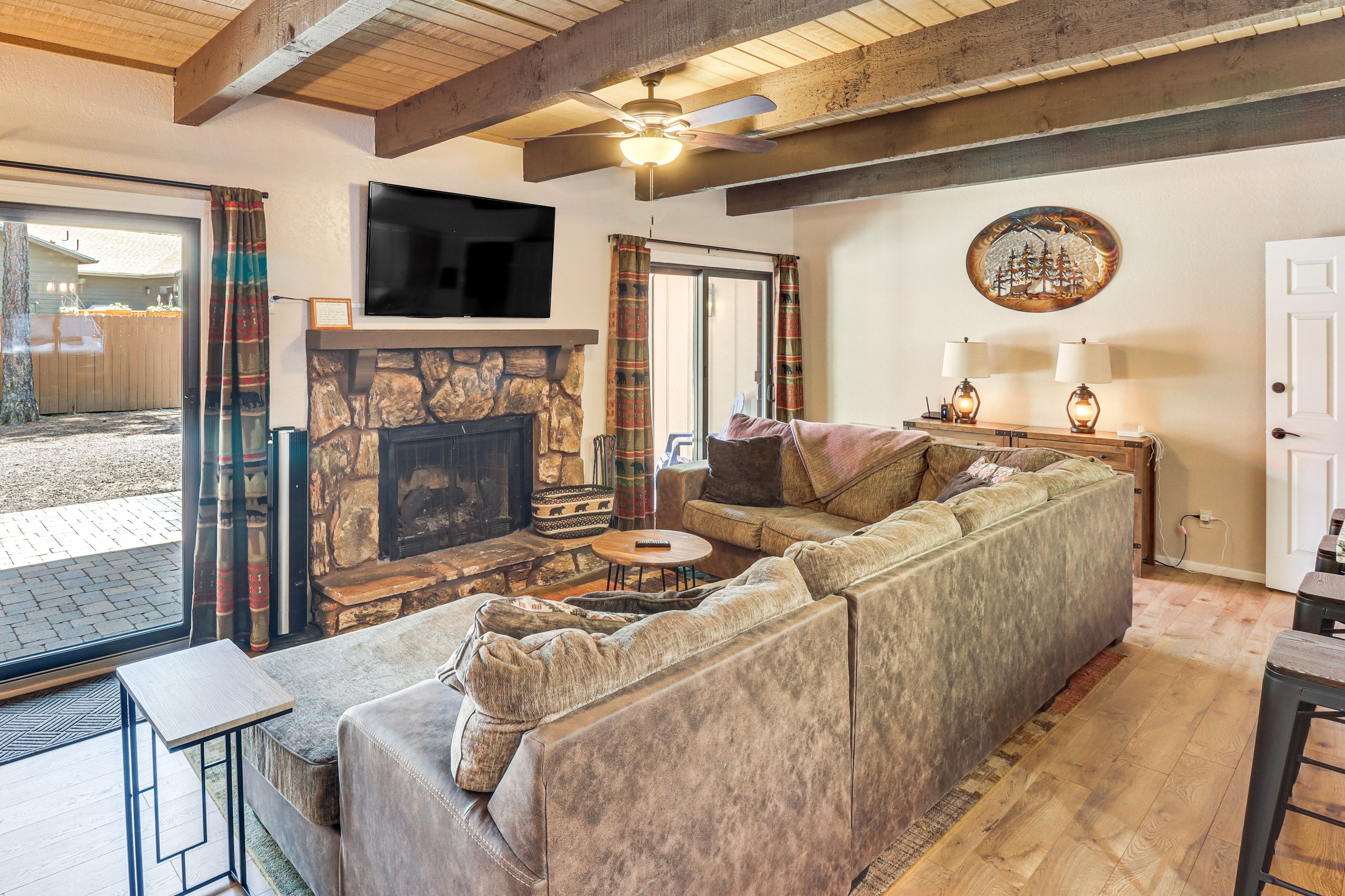 Living Room | Smart TV | Fireplace