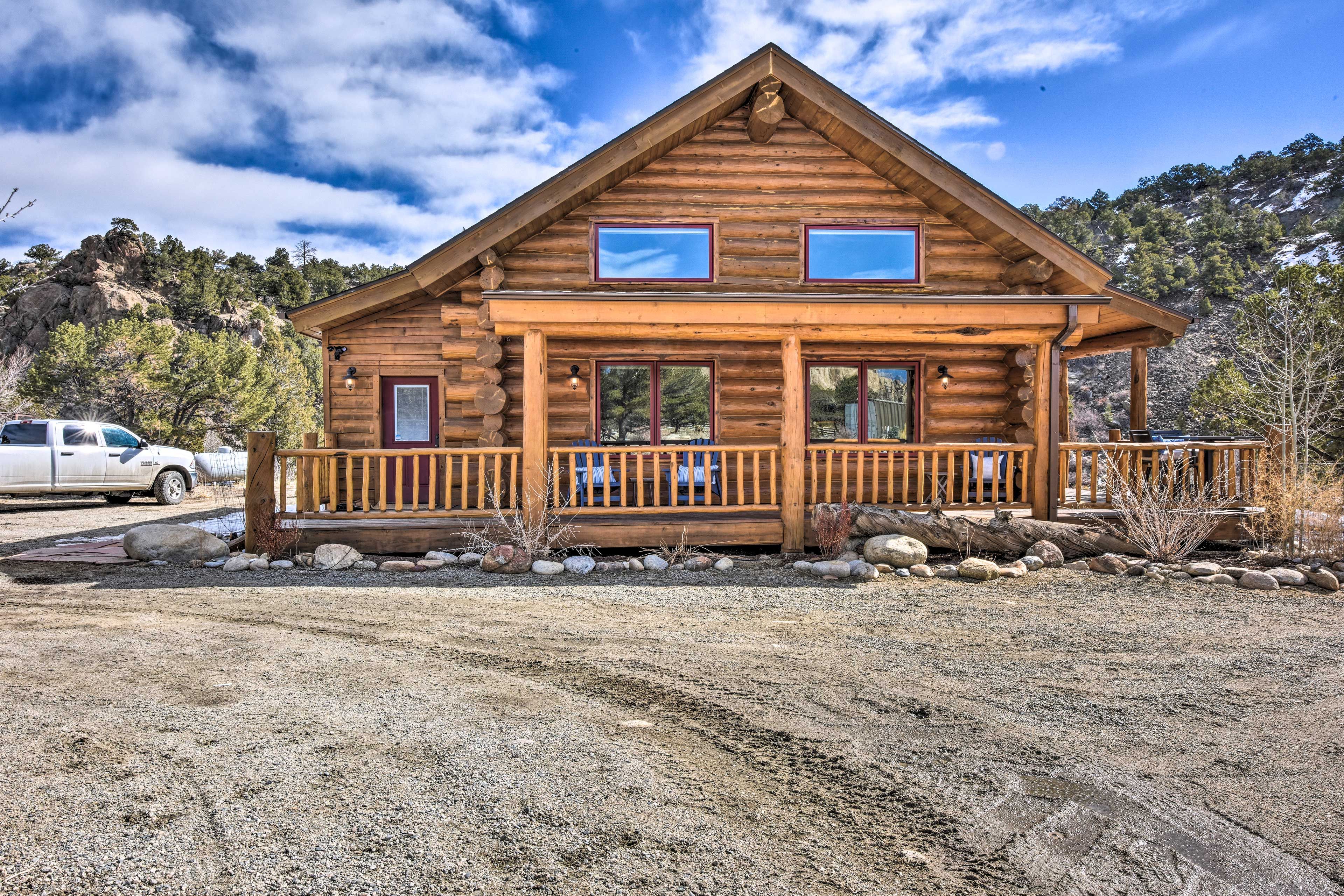 Cabin Exterior | Circular Driveway (4 Vehicles + Trailer Parking)