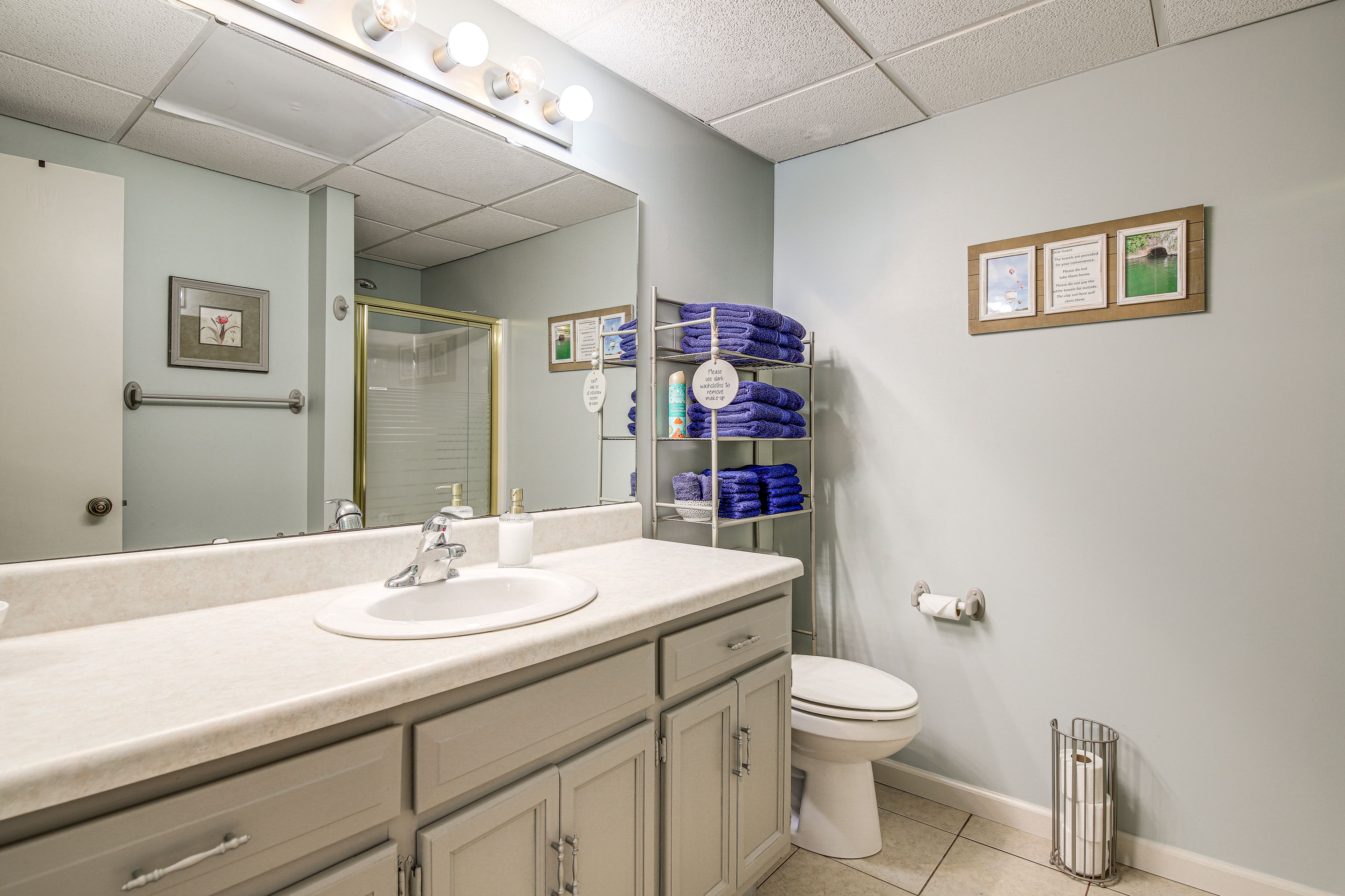 Full Bathroom | Towels Provided | Downstairs