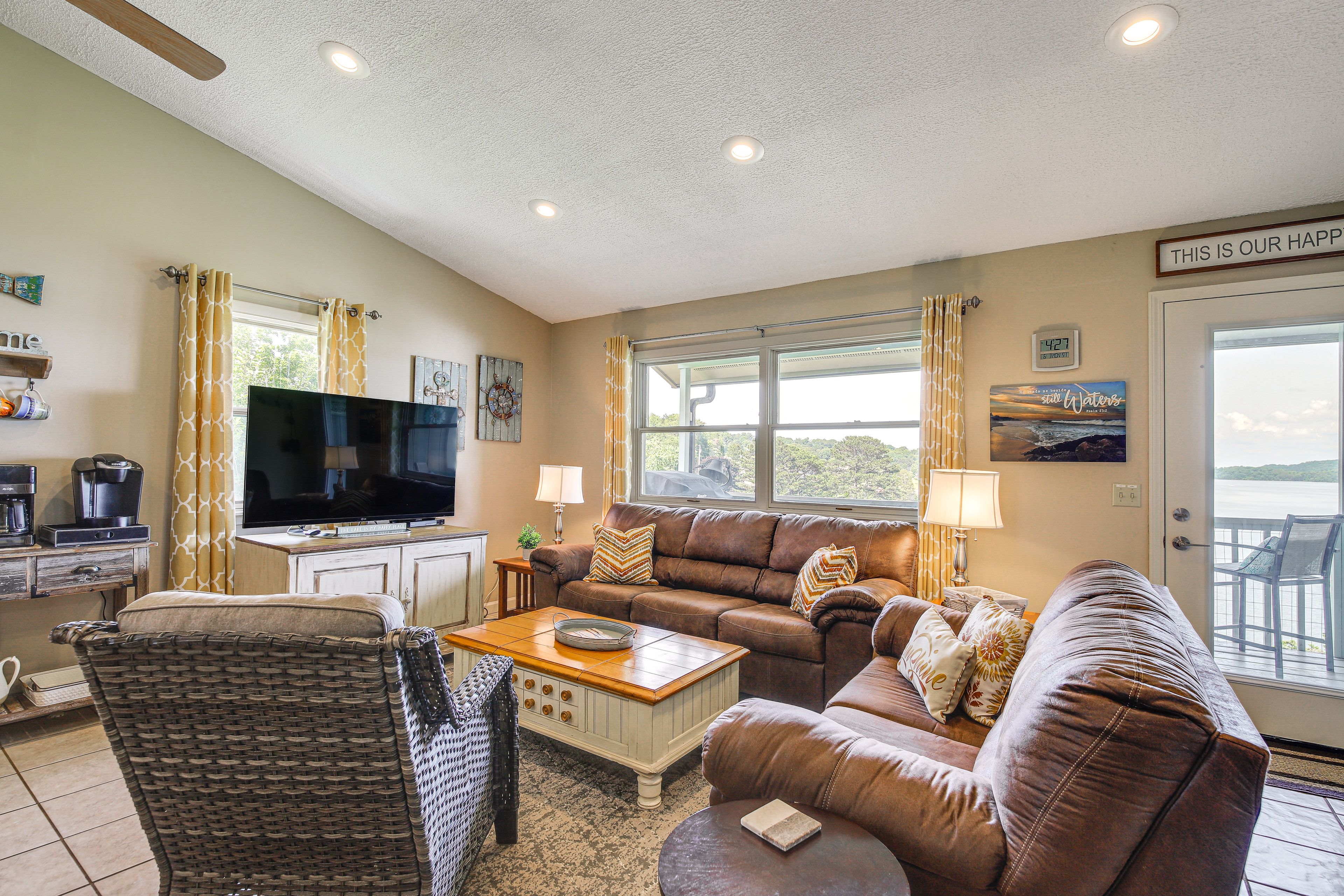 Living Area | Smart TV | Free WiFi | Central Heating