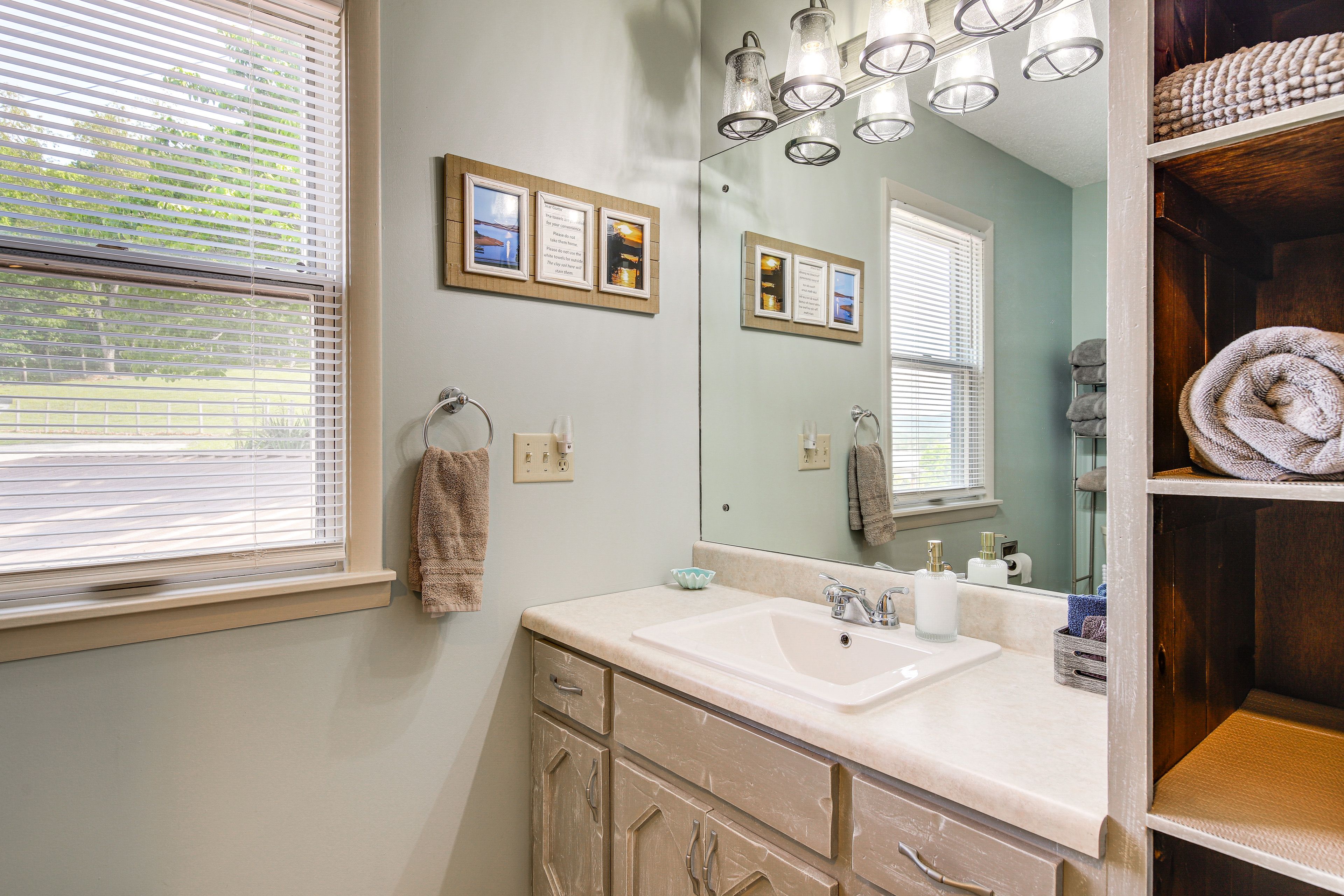 Full Bathroom | Towels Provided