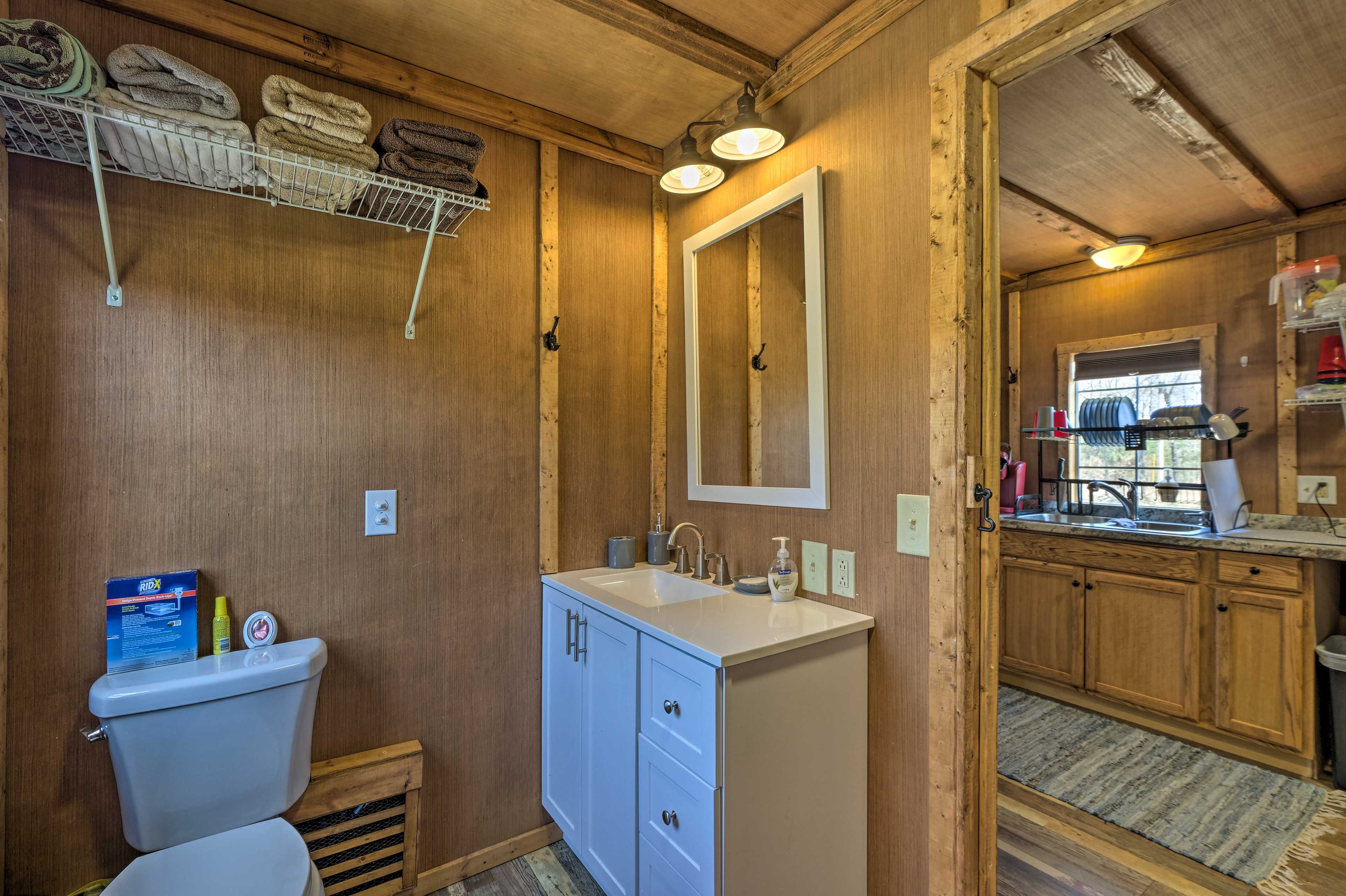 Full Bathroom | Towels Provided