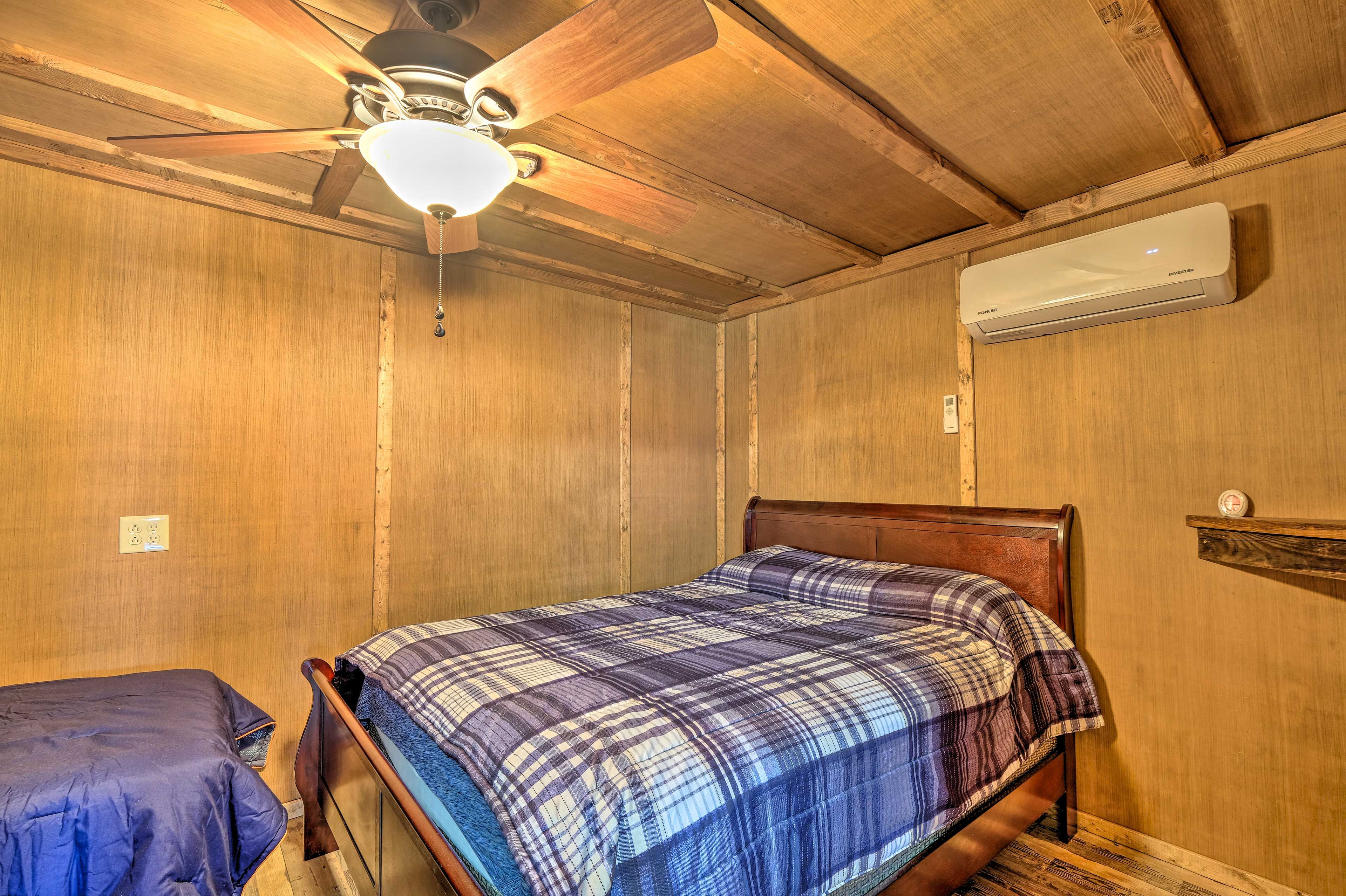 Bedroom | King Bed, Twin Bed | Linens Provided