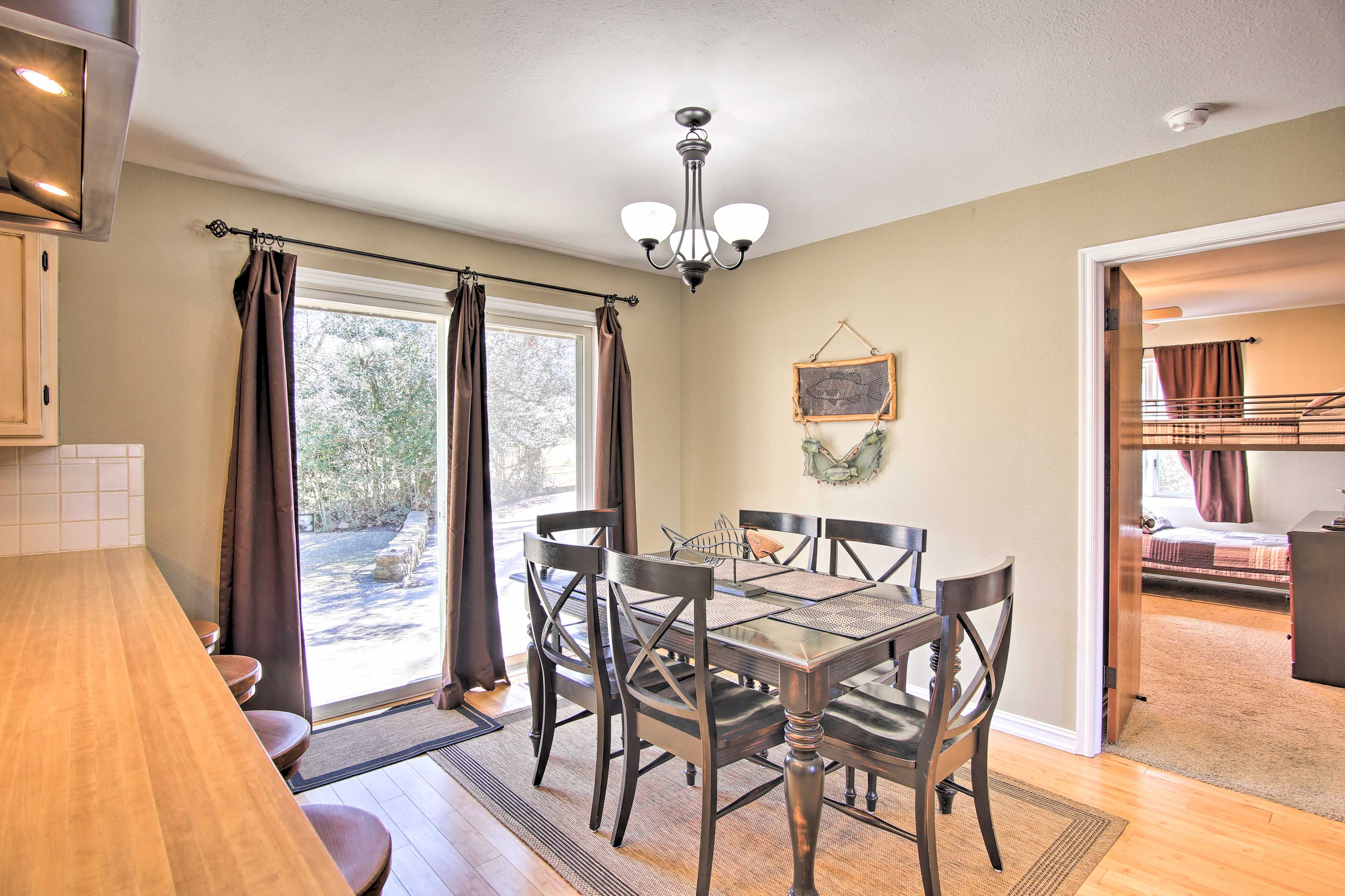 Dining Area | Dishware & Flatware Provided