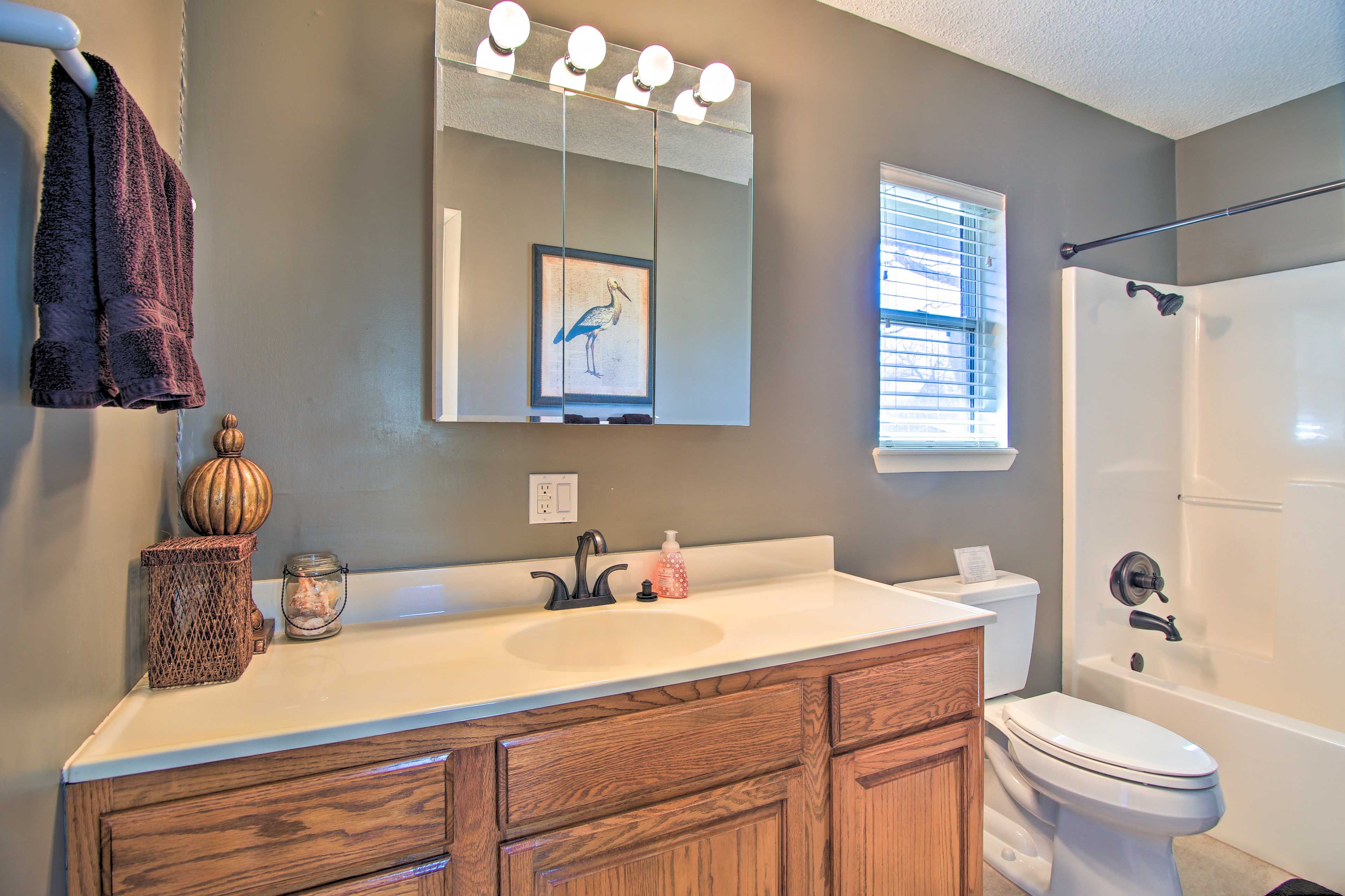 Bathroom 2 | Shower/Tub Combo | Towels Provided