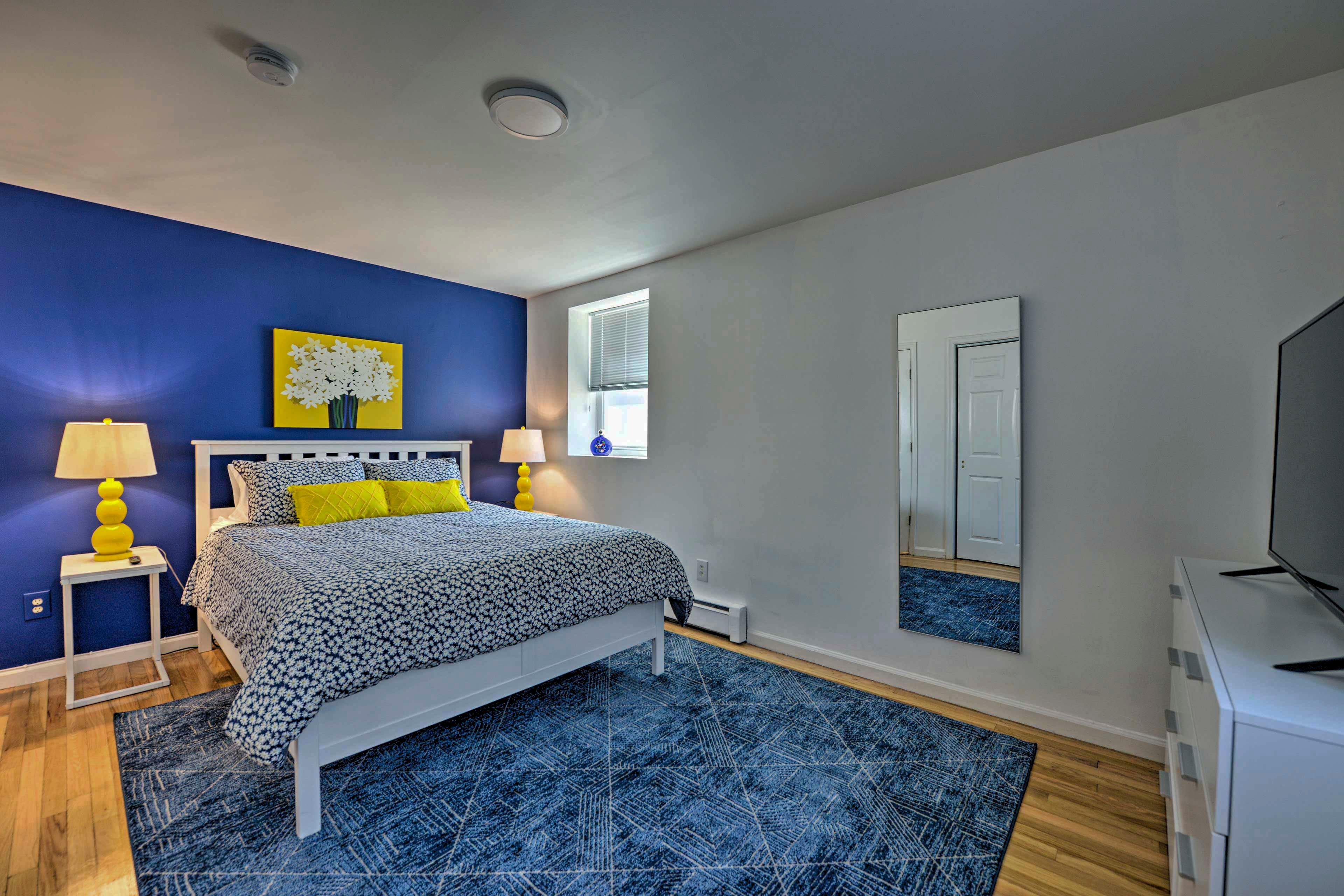 Bedroom 1 | Queen Bed