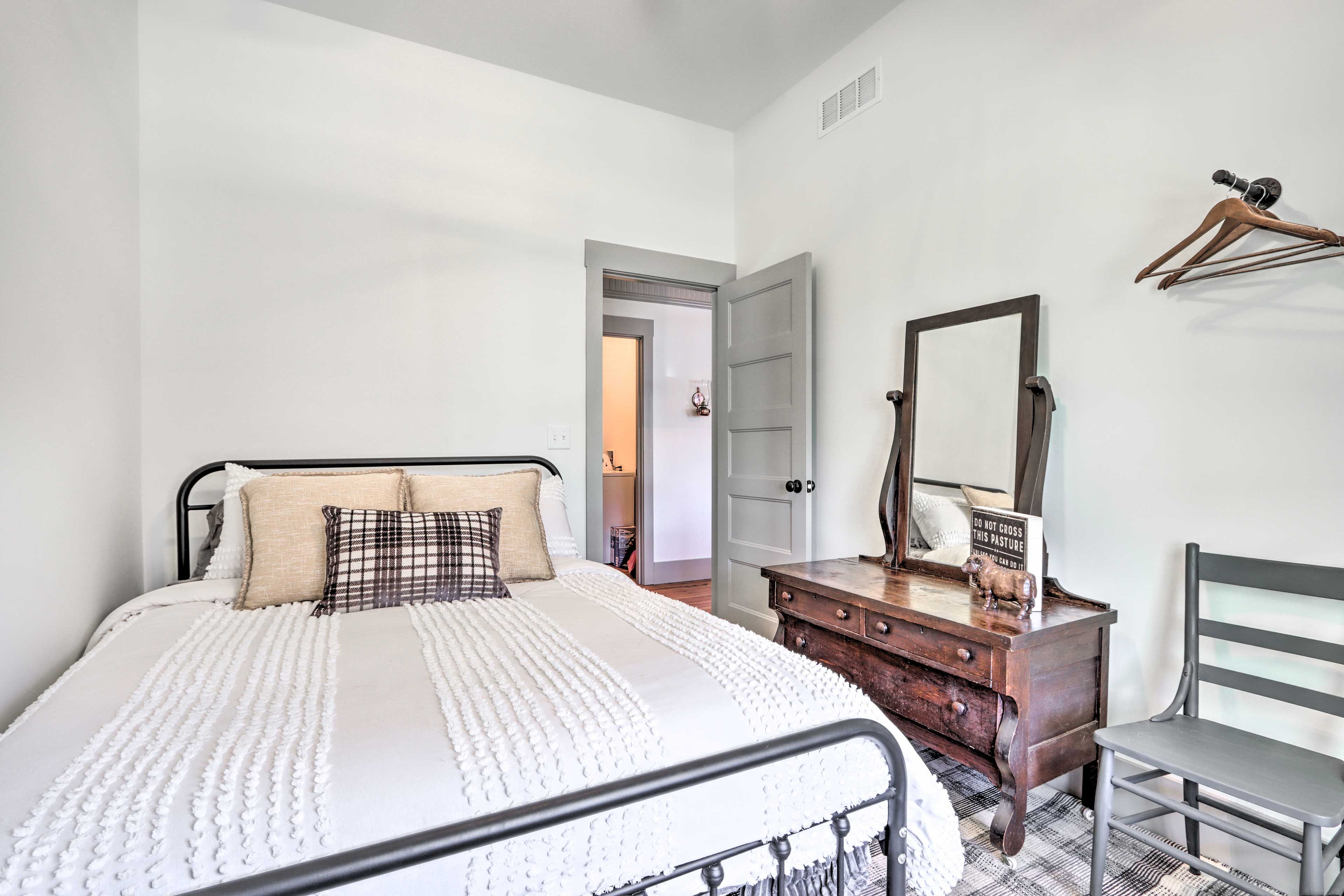 Bedroom 2 | Queen Bed