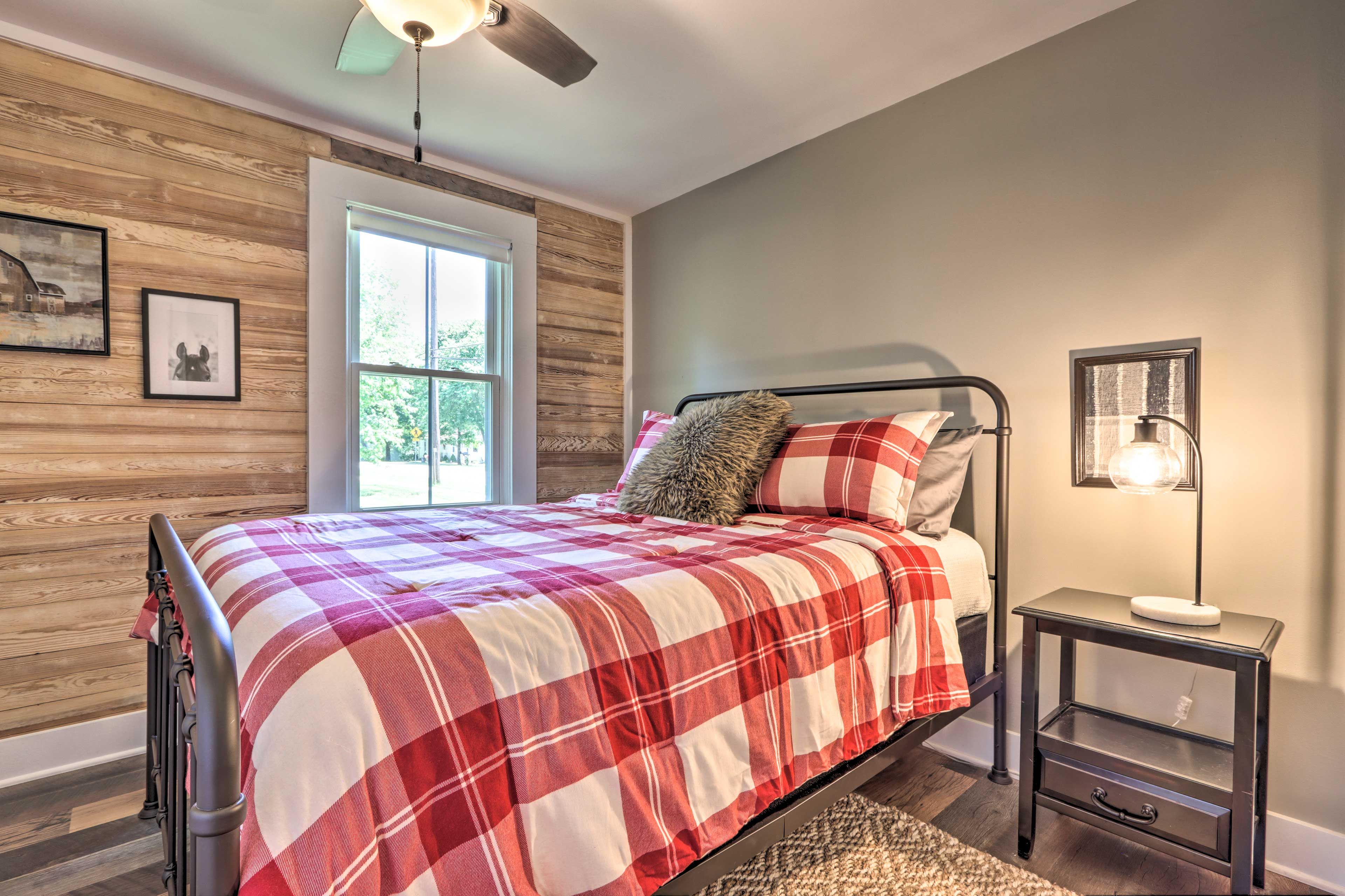 Bedroom 1 | Queen Bed