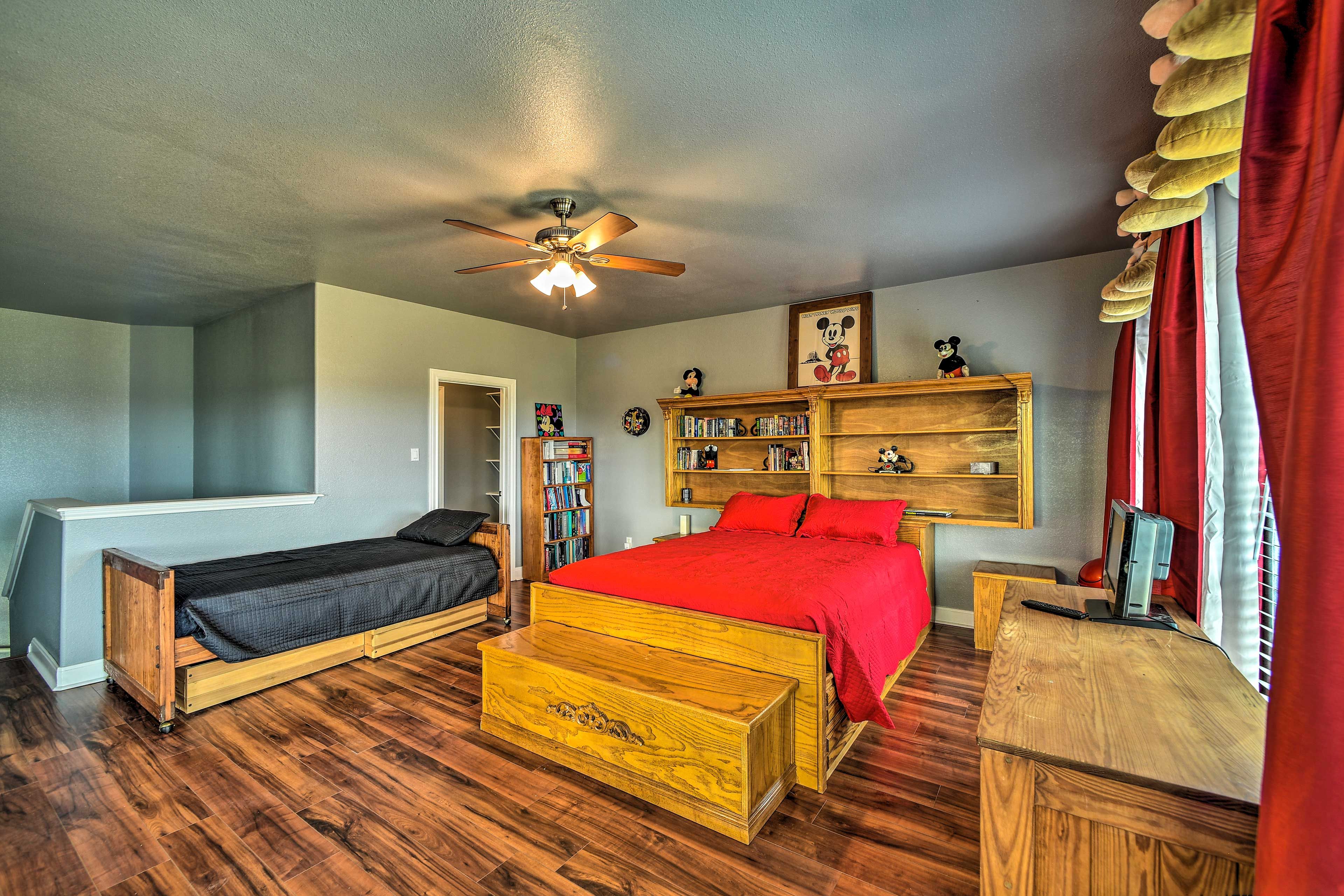 Bedroom 5 (Disney Room) | Queen Bed, Twin Bed | Walk-in Closet