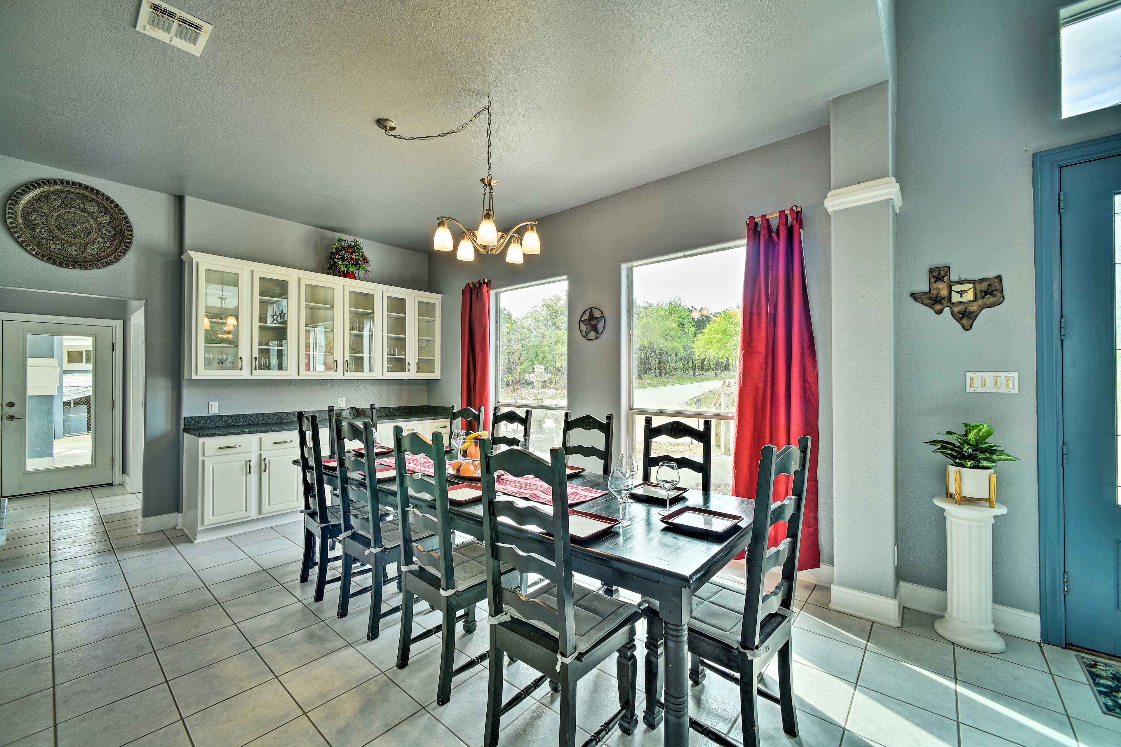 Dining Table | Dishware & Flatware