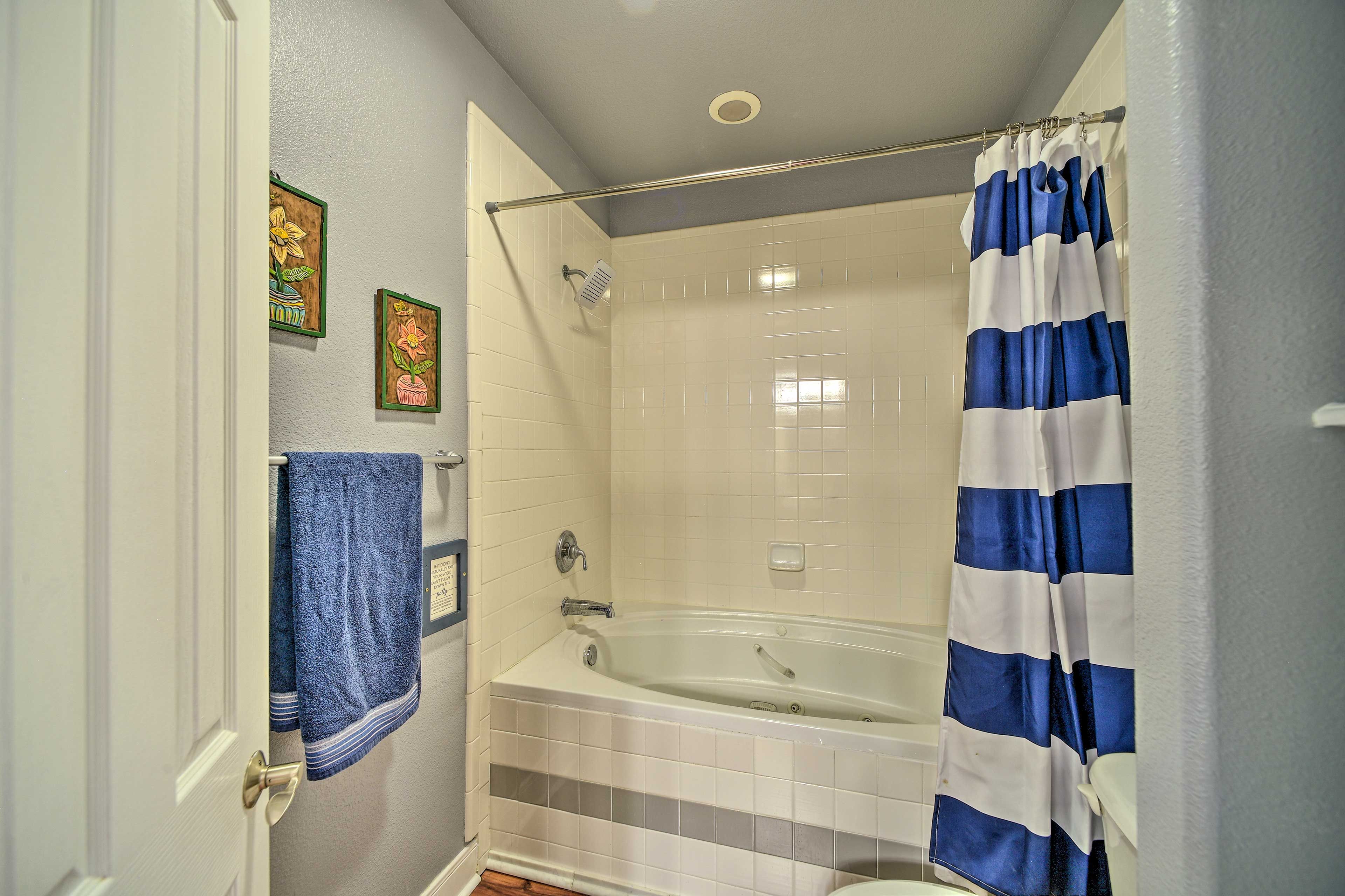 Full Bathroom | Towels Provided