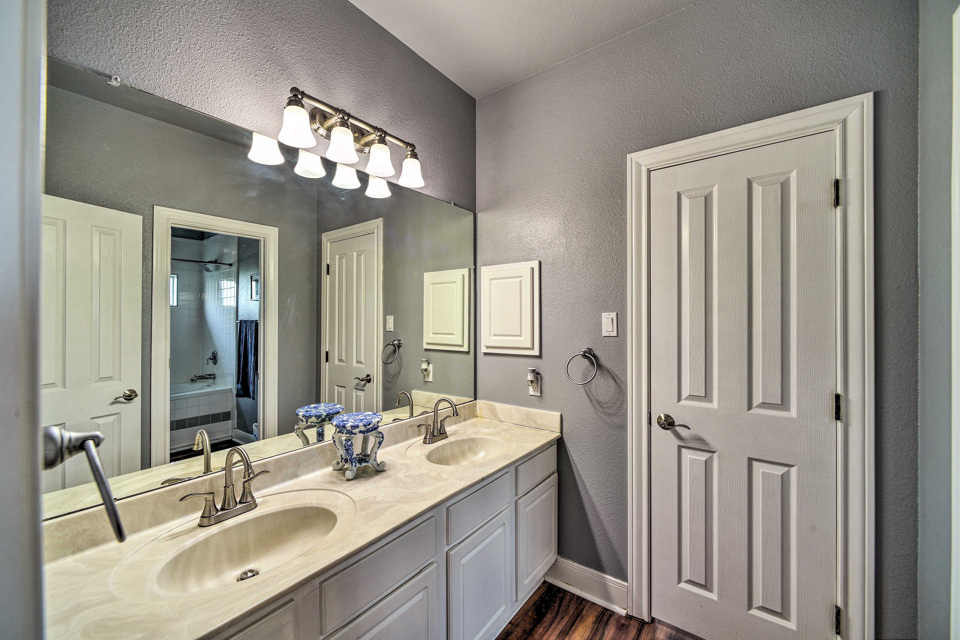 Full Bathroom | Towels Provided