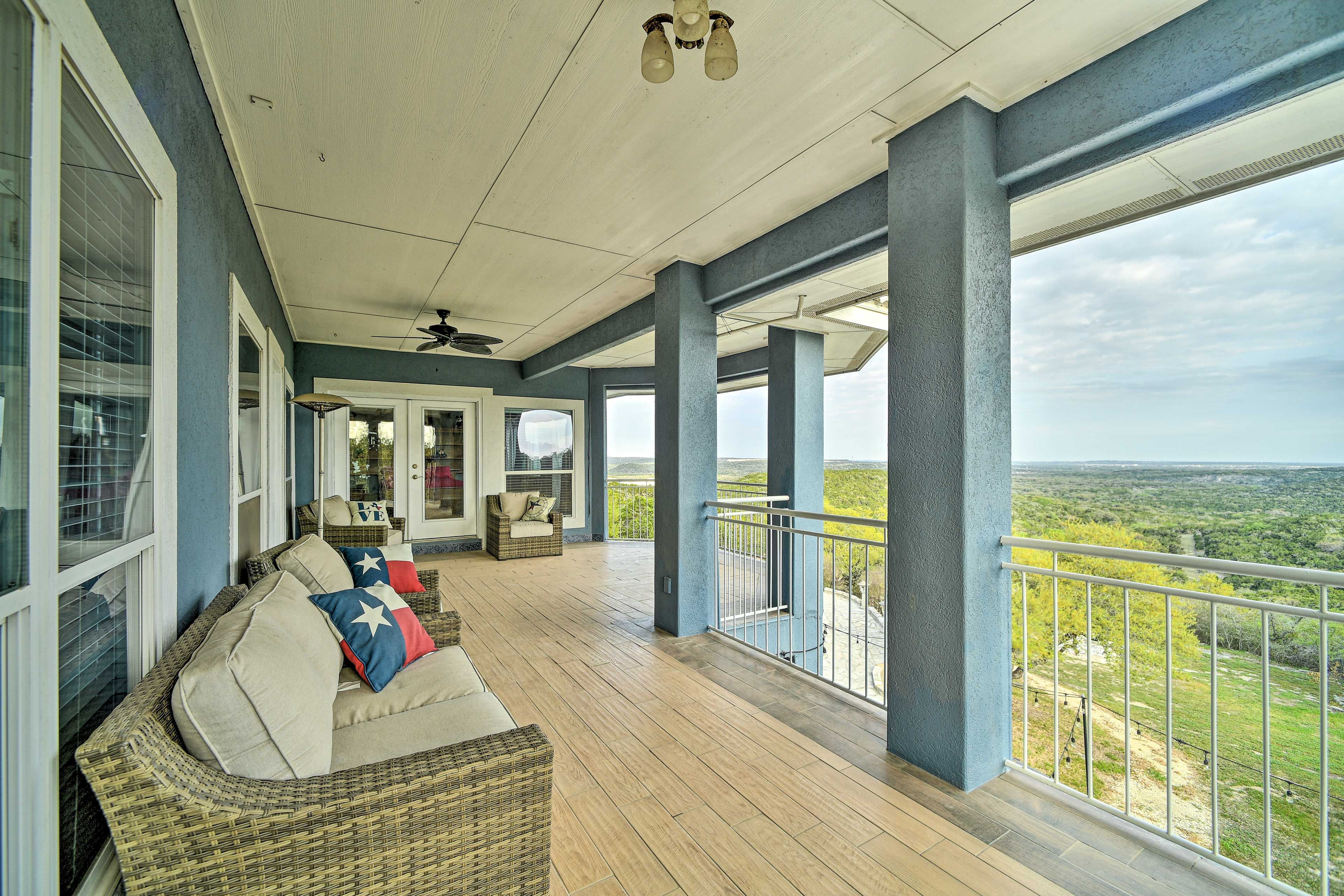 Covered Furnished Deck | Mountain View