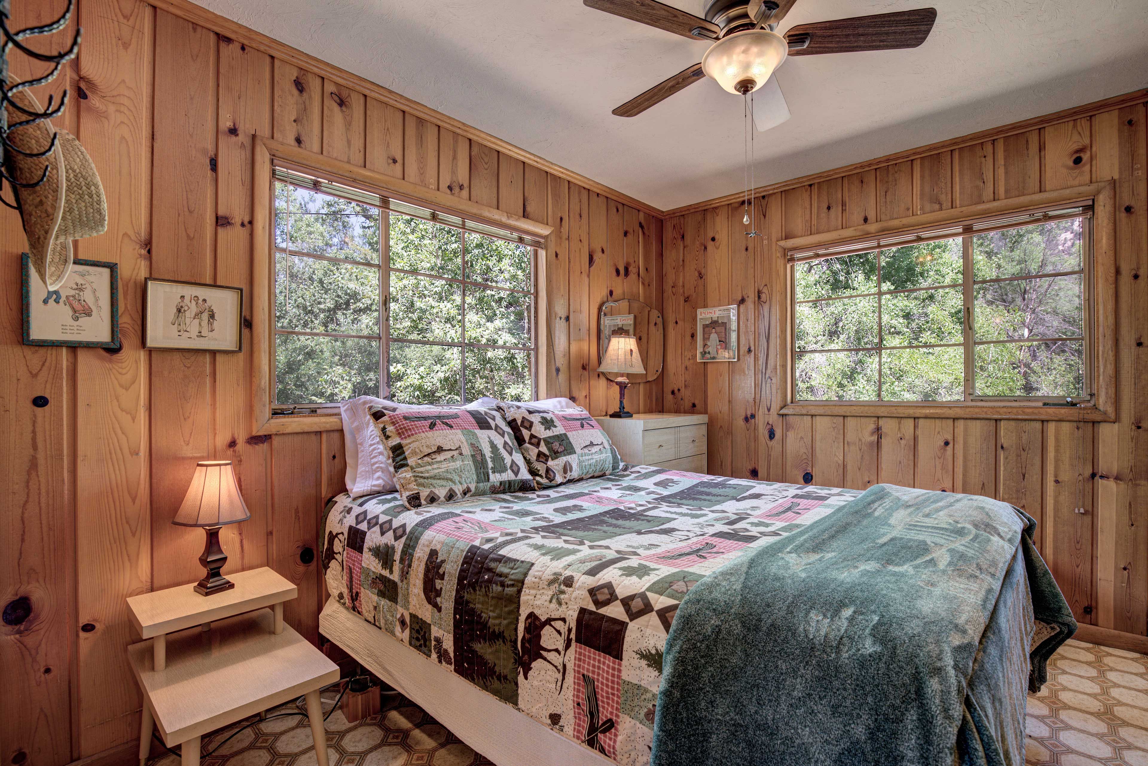 Bedroom 1 | Queen Bed