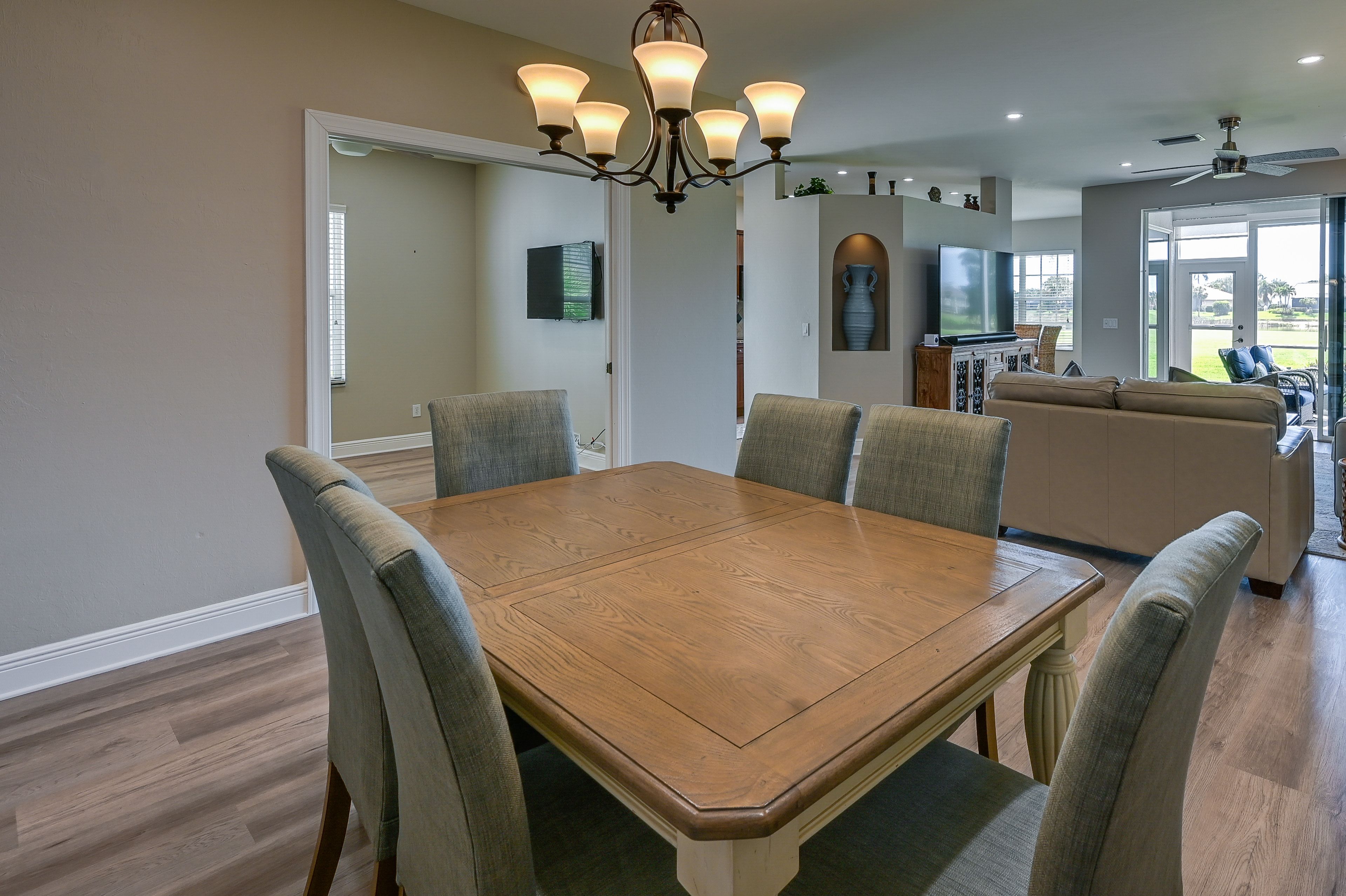 Dining Area | Dishware & Flatware Provided