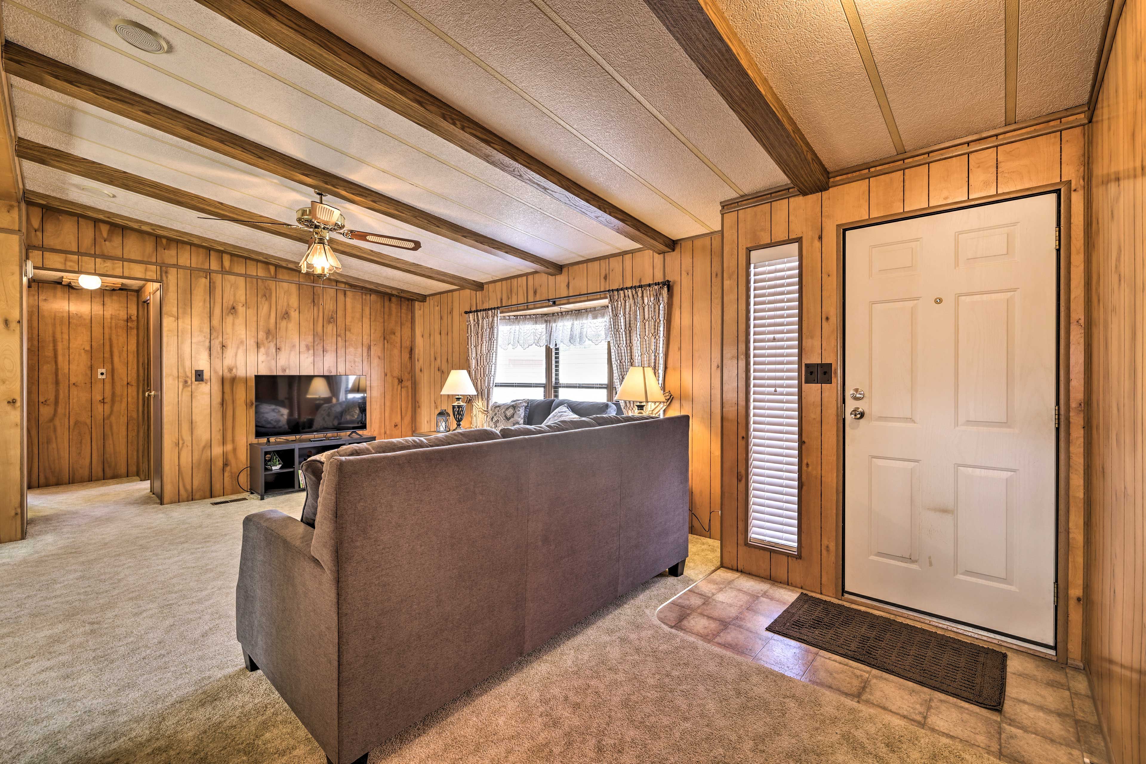 Living Room | Smart TV w/ Cable