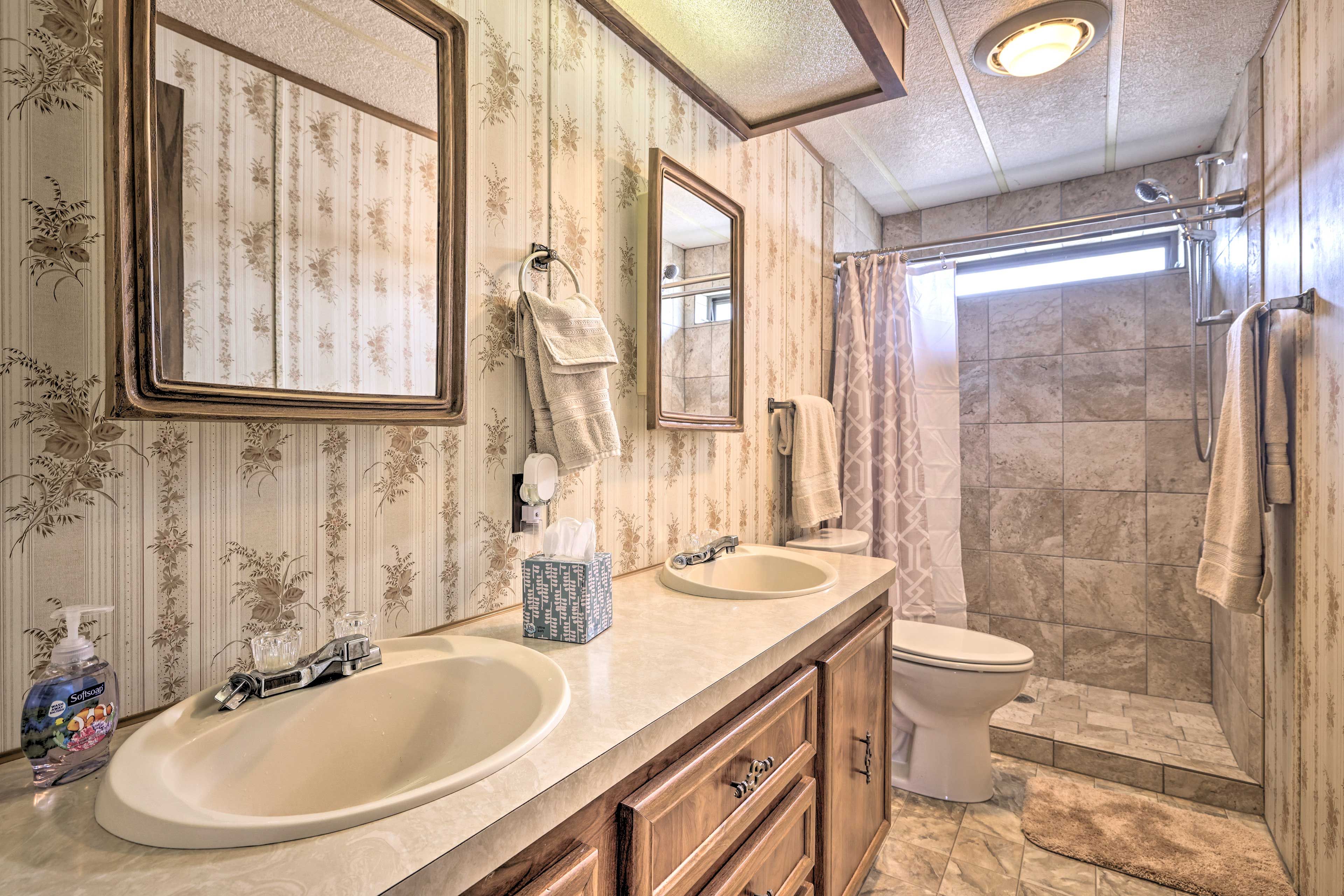 Full Bathroom | Towels Provided