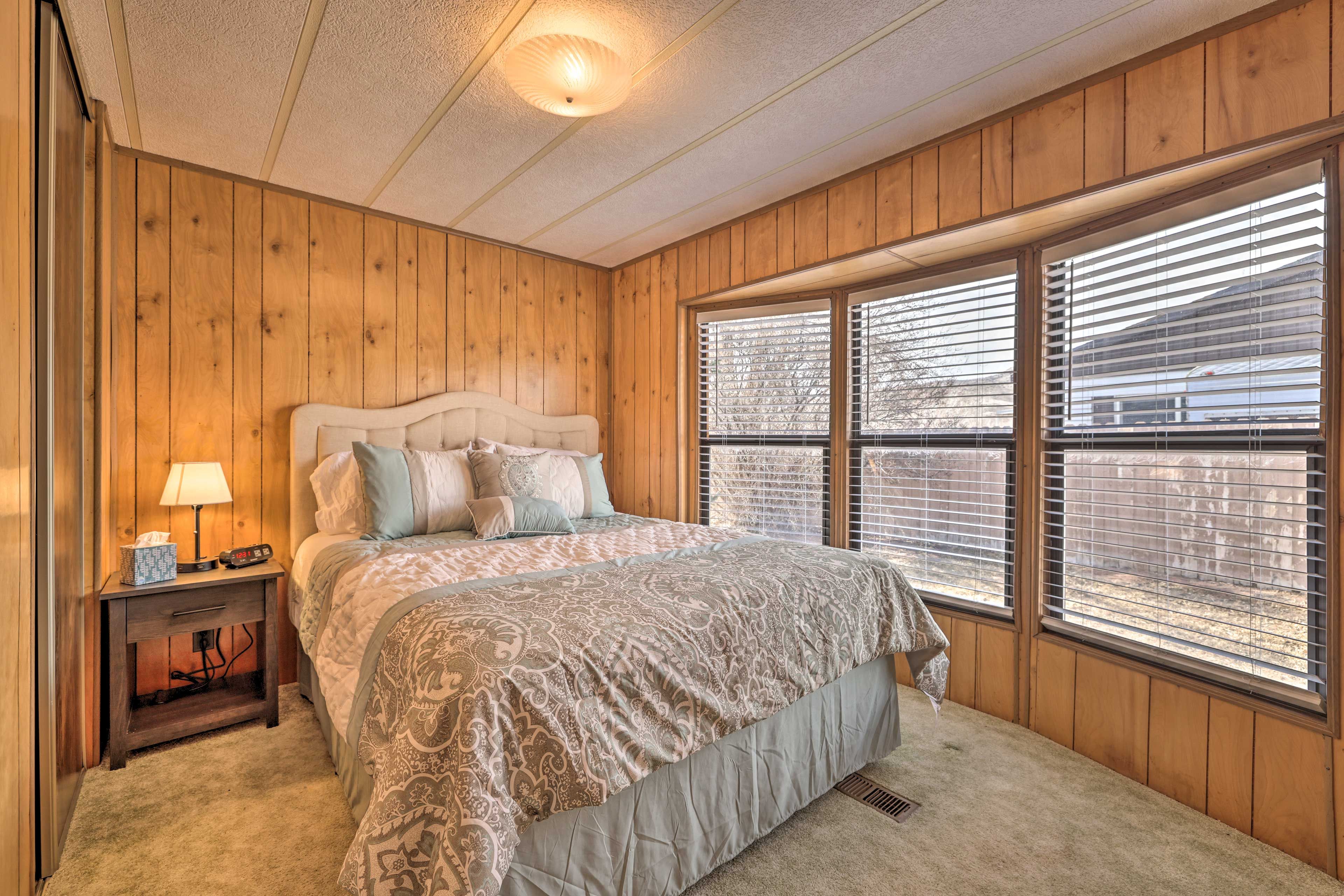 Bedroom 2 | Queen Bed