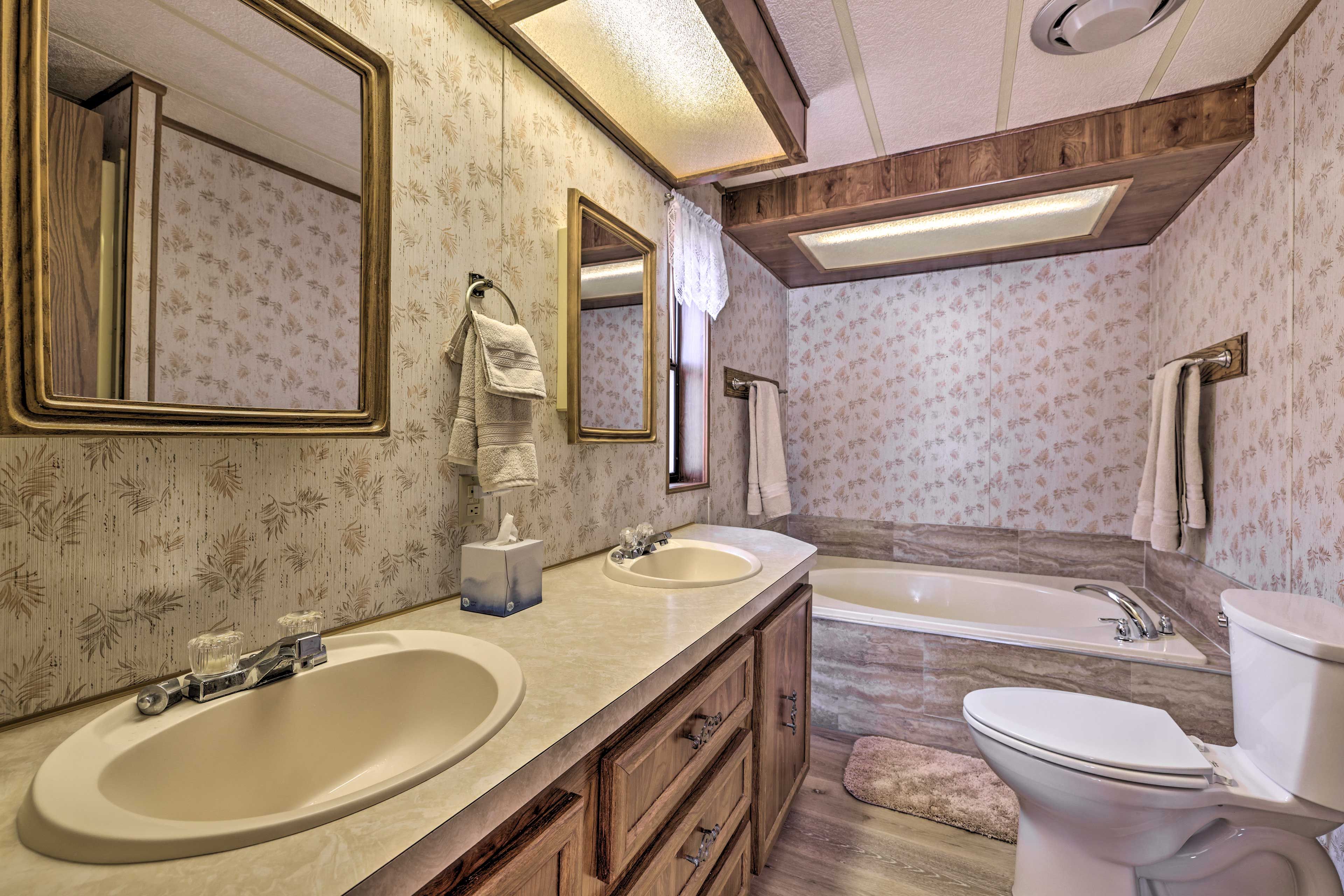 Full Bathroom | Complimentary Toiletries