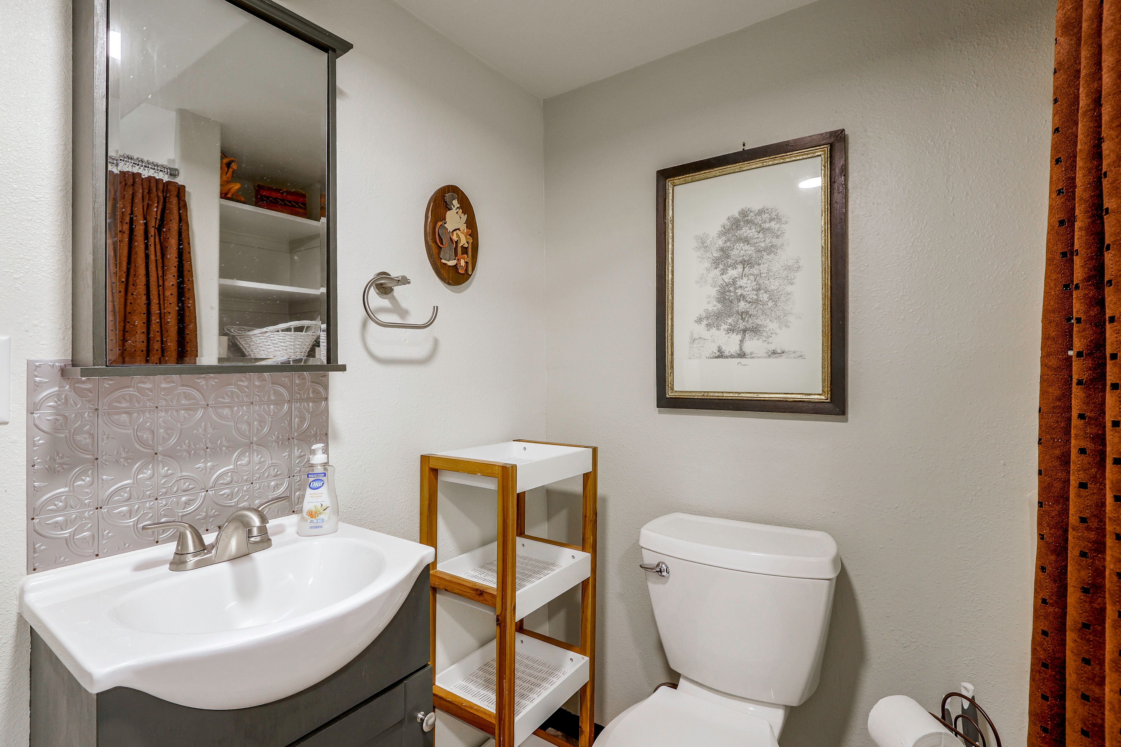 Full Bathroom | Complimentary Toiletries