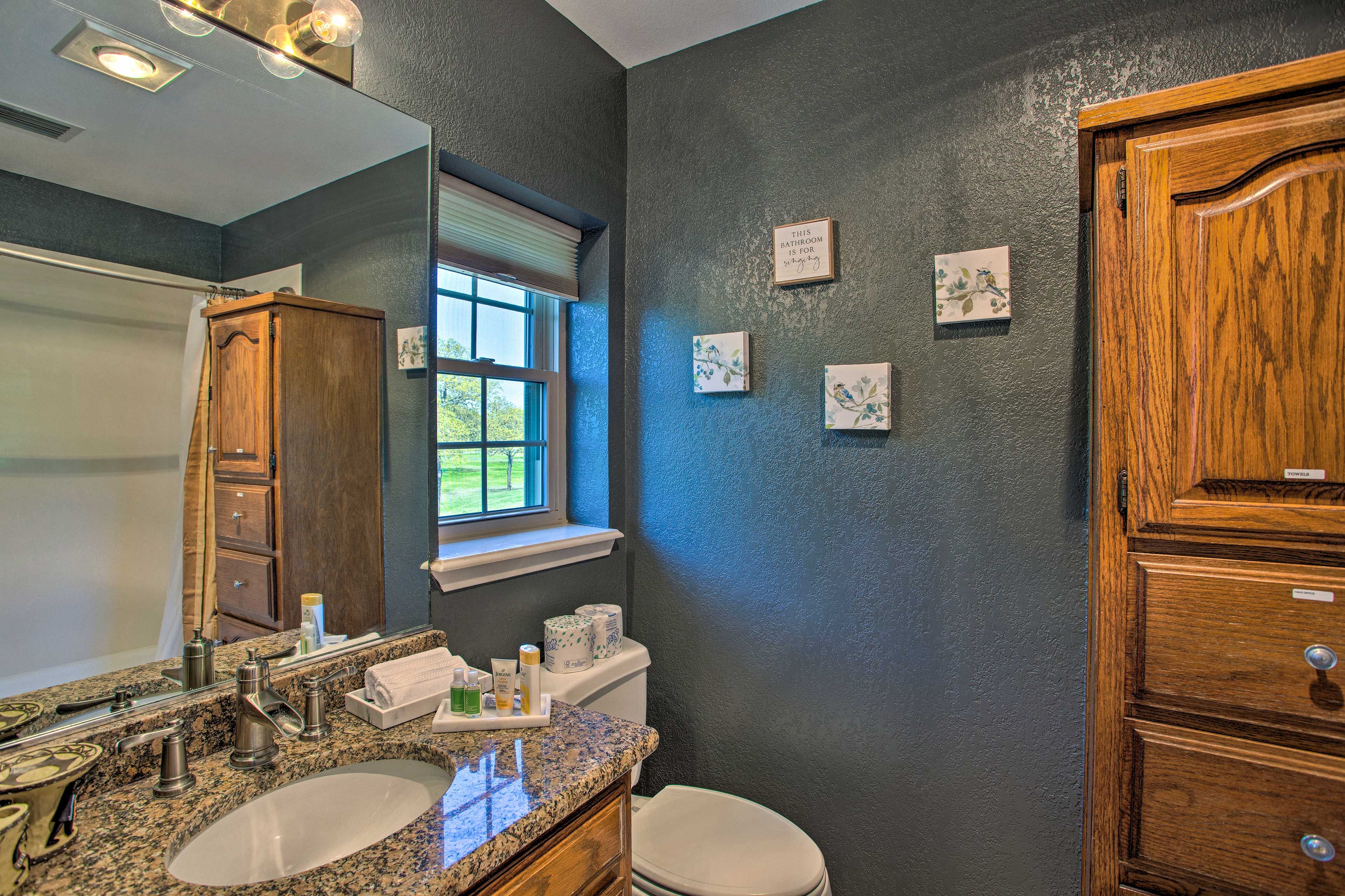 Full Bathroom | 1st Floor | Complimentary Toiletries