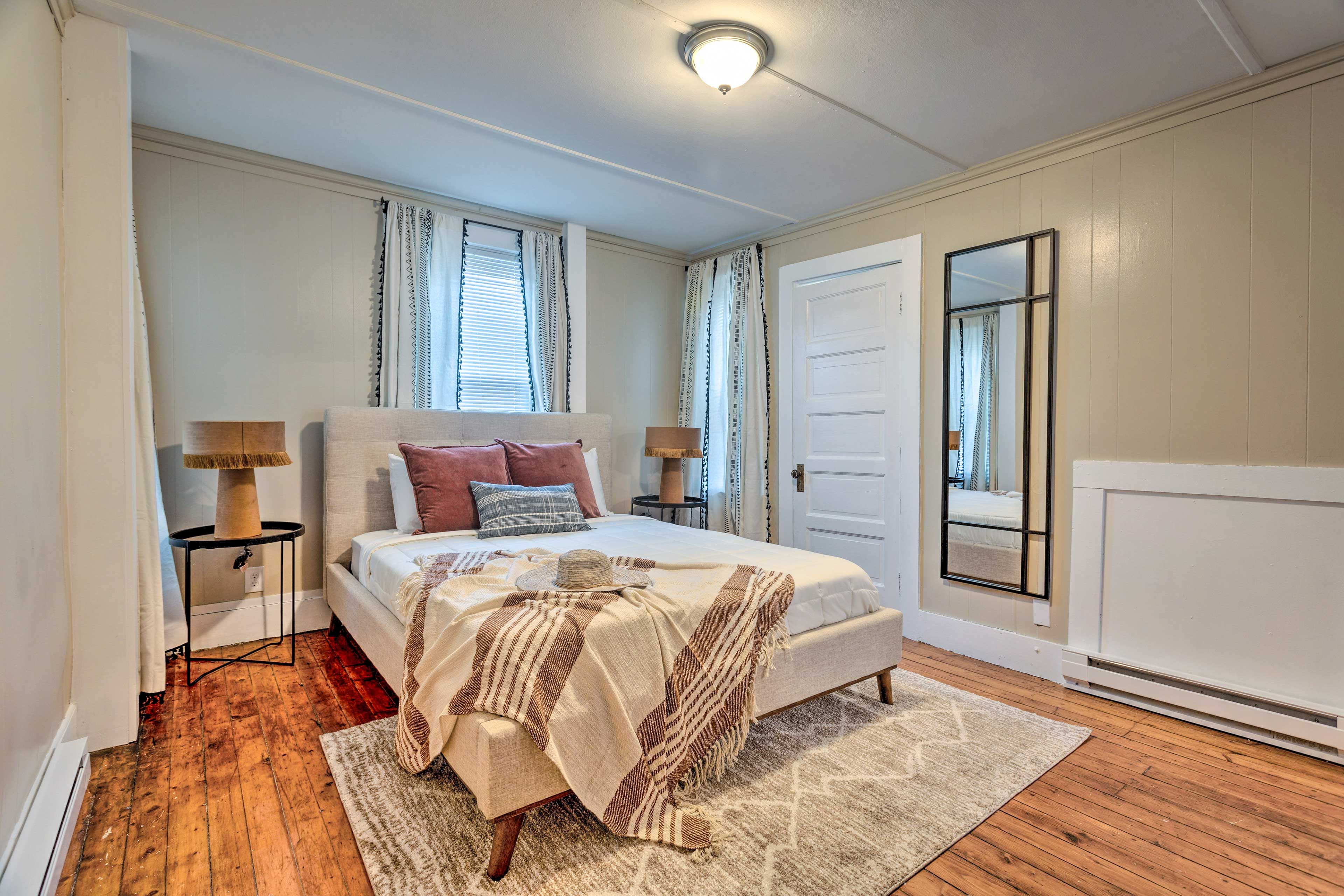 Bedroom 1 | Queen Bed