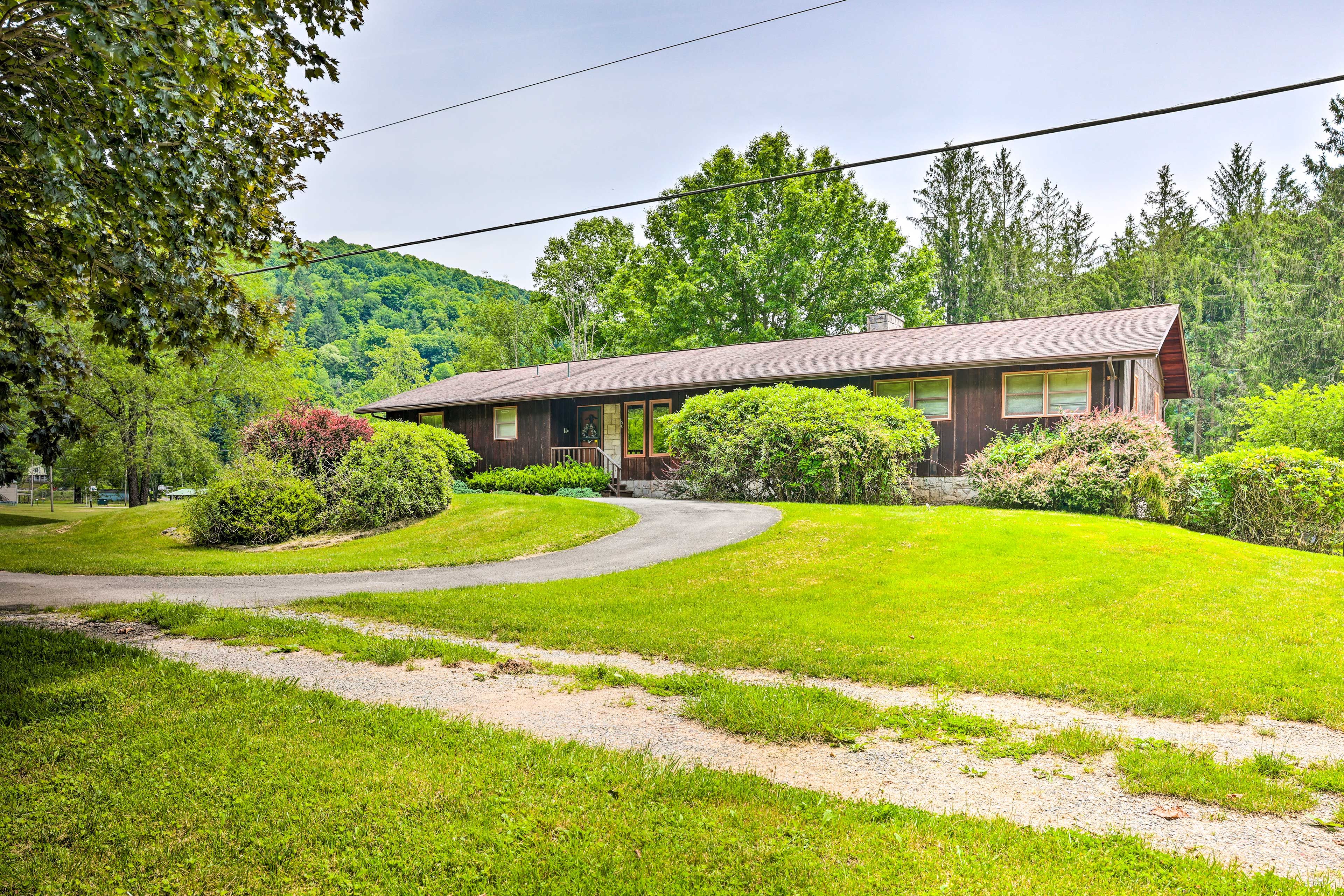 Parking | Driveway (2 Vehicles) | Free Street Parking | RV/Trailer Parking