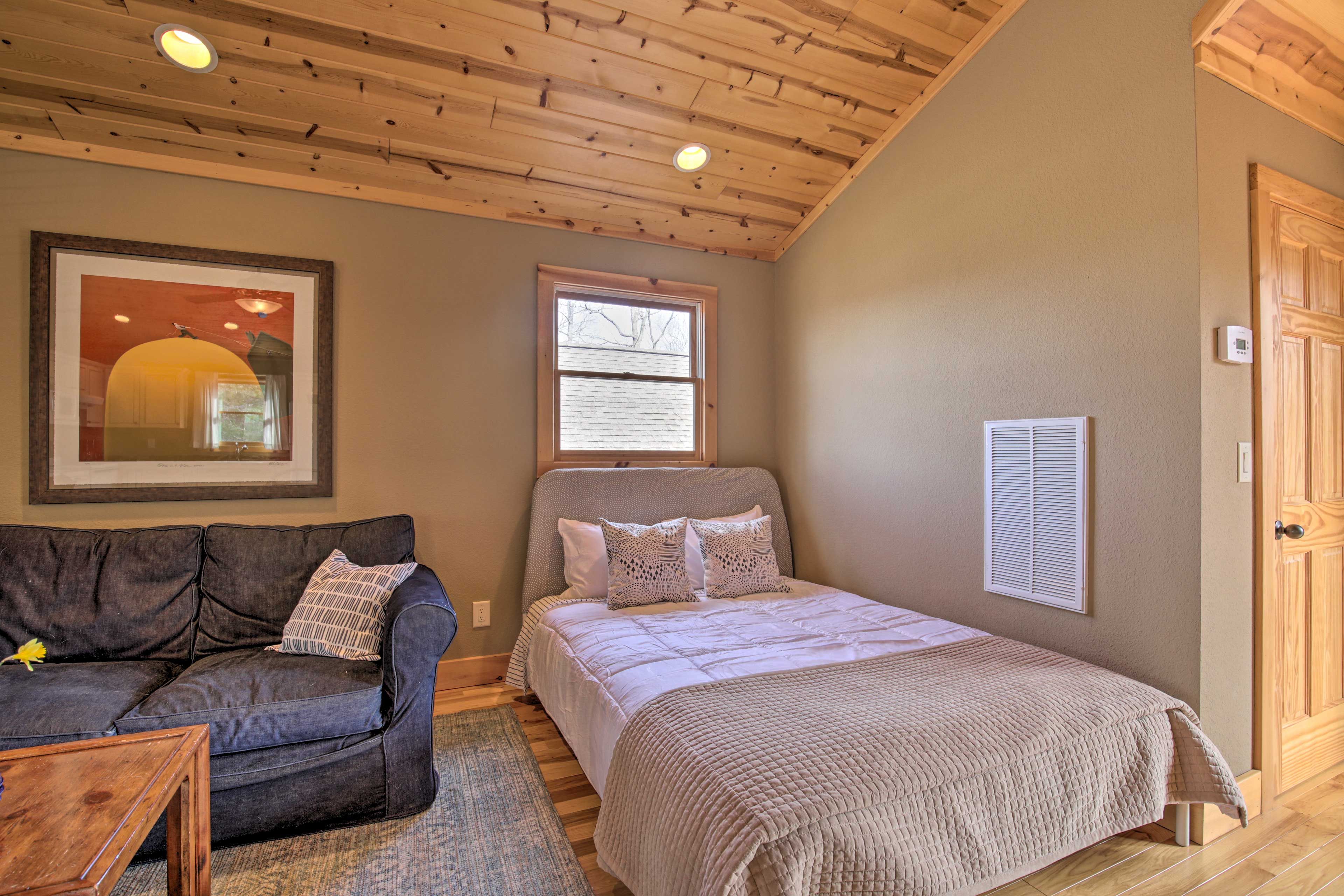 Studio | Queen Bed | Linens Provided