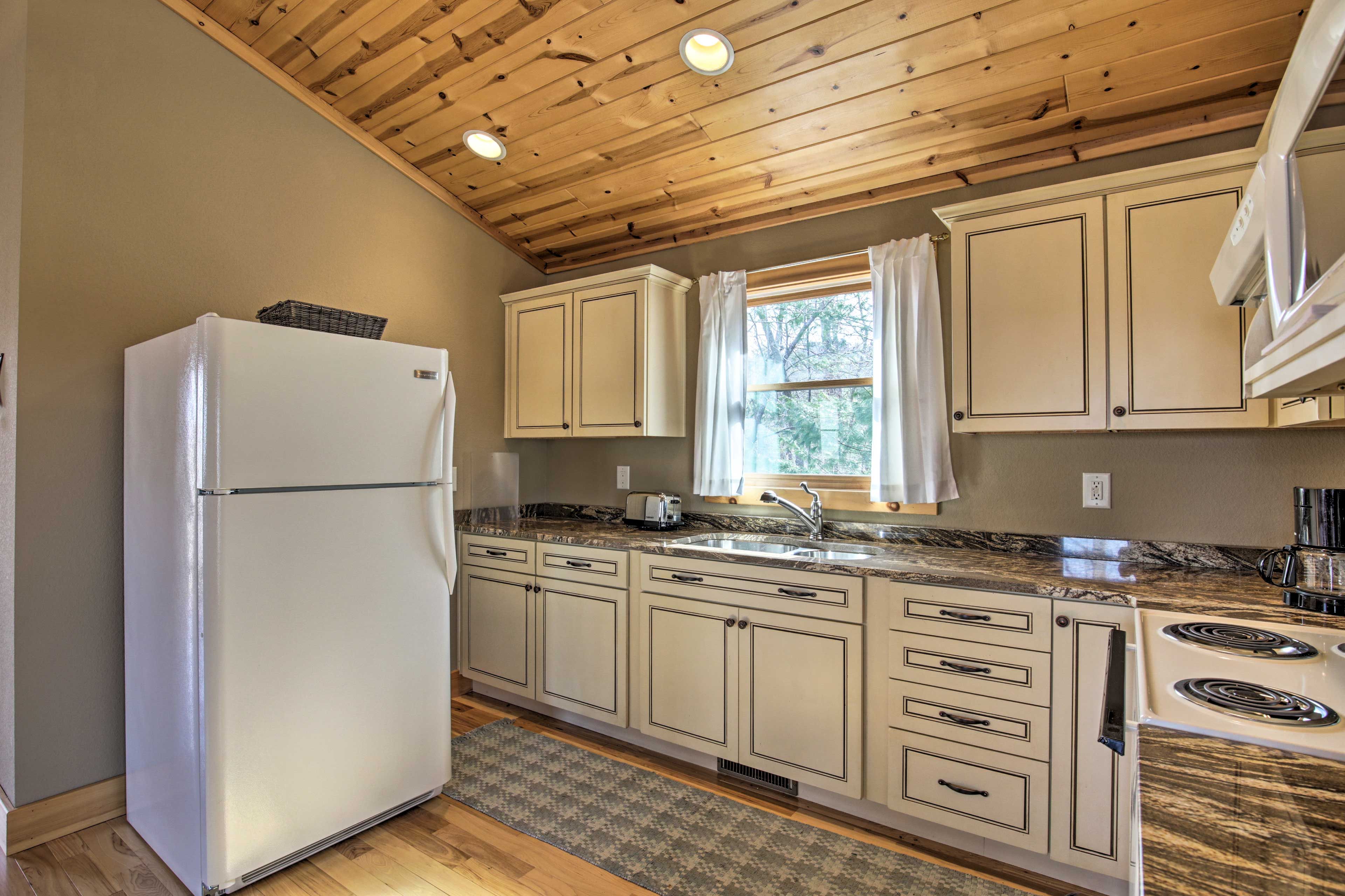 Well-Equipped Kitchen | Trash Bags & Paper Towels Provided