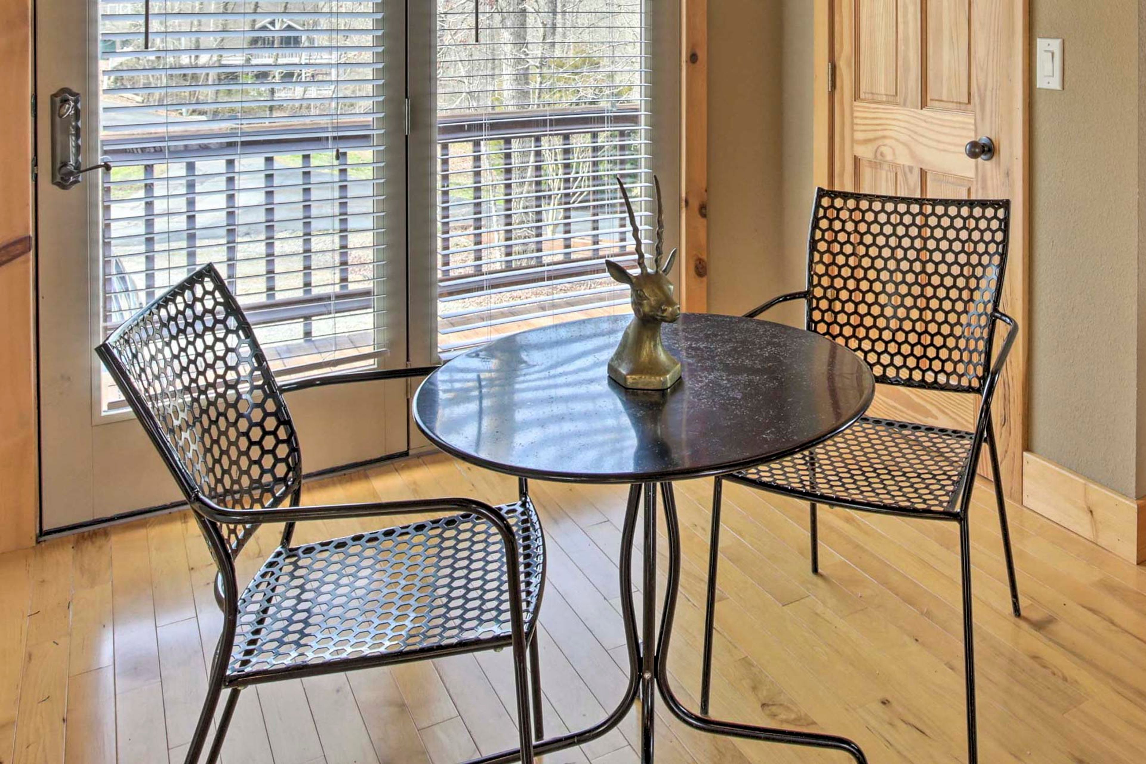 Dining Area | Dishware & Flatware Provided
