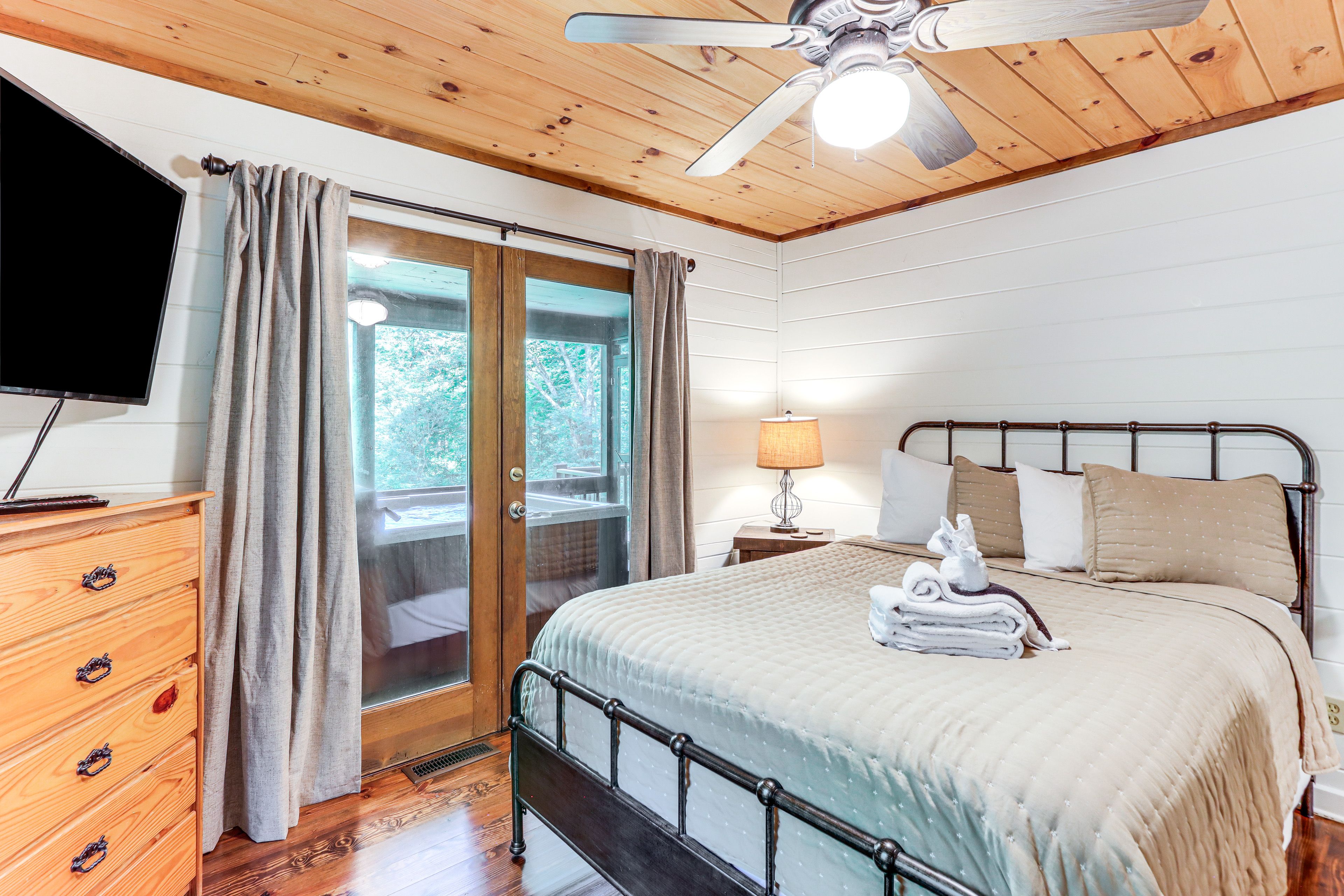 Bedroom 1 | 1st Floor | Queen Bed | Linens Provided