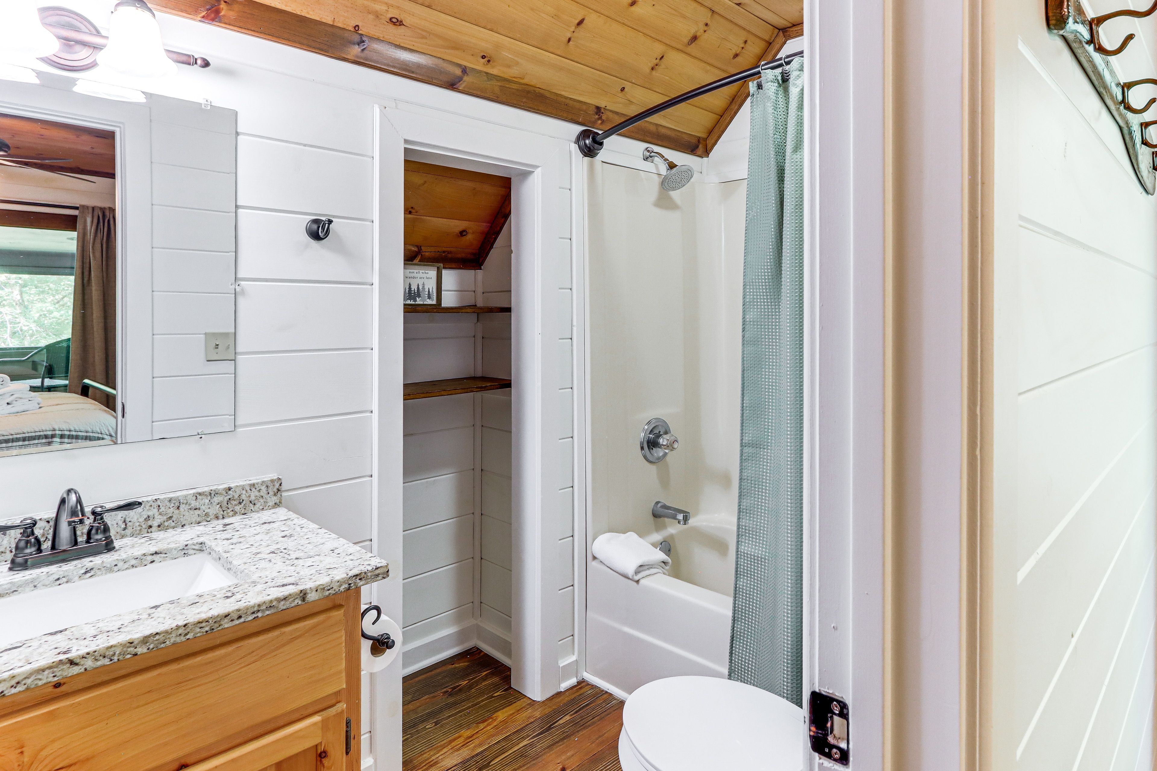 En-Suite Bathroom | 2nd Floor | Towels Provided