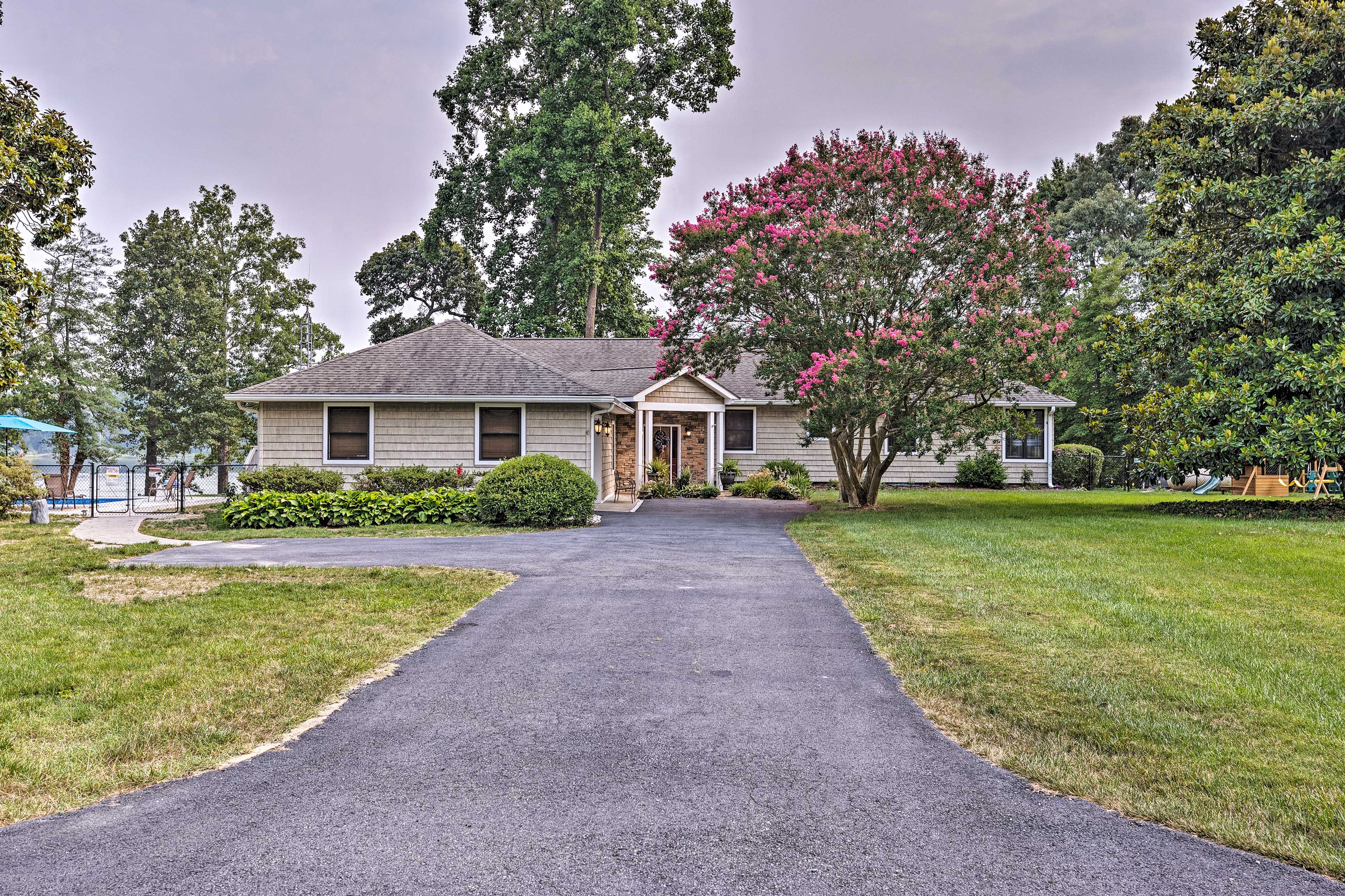Parking | Driveway (5 Vehicles)