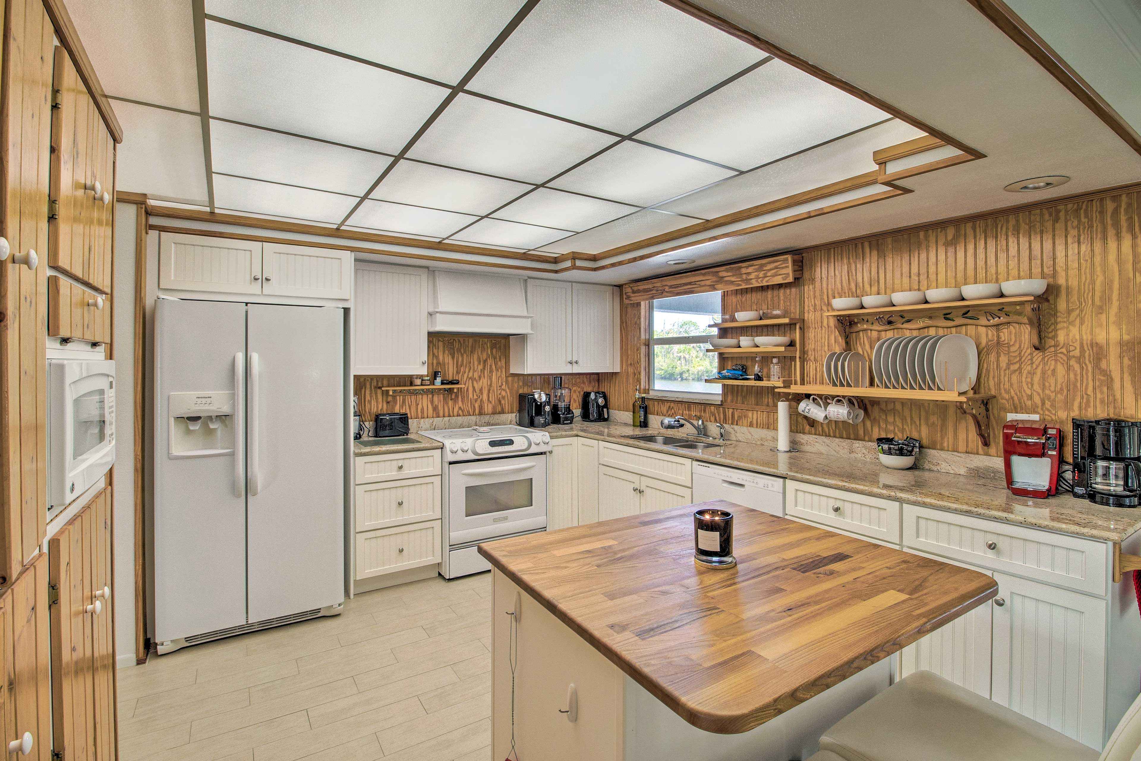 Kitchen | Fully Equipped | Keurig & Drip Coffee Makers