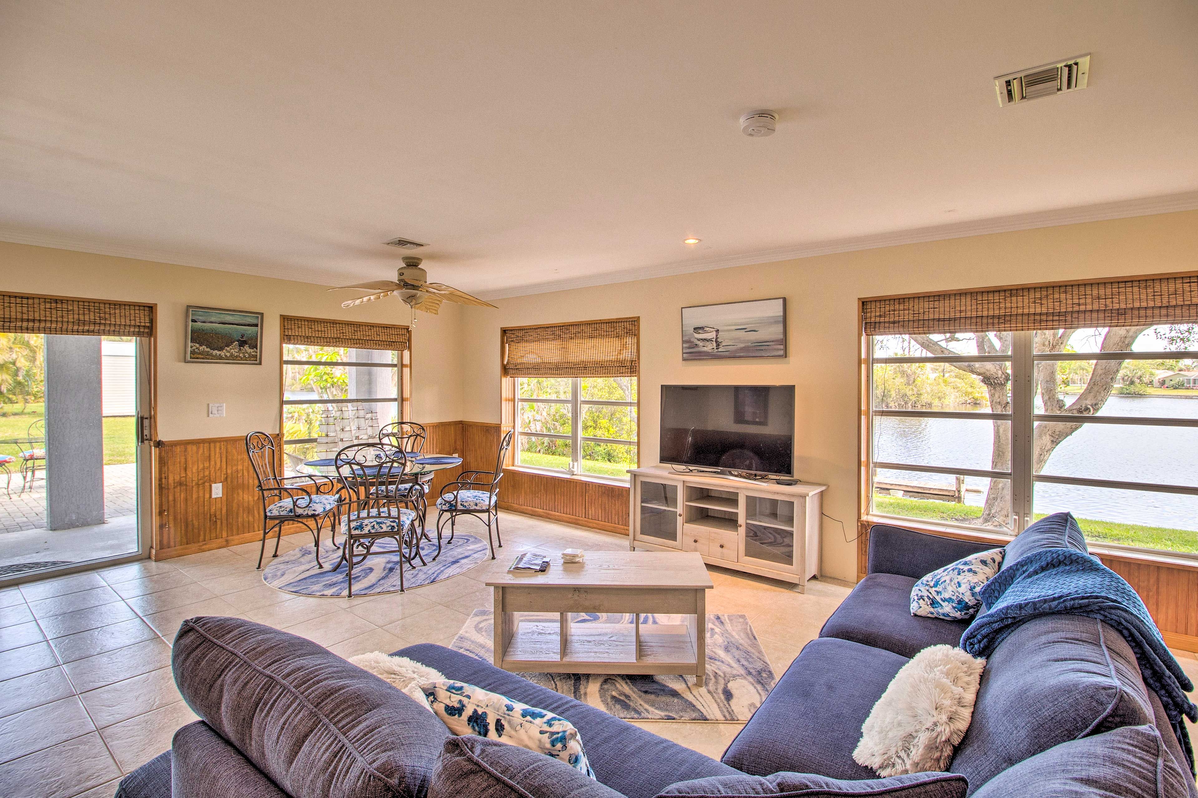 Living Room | Smart TV w/ Cable | Free WiFi