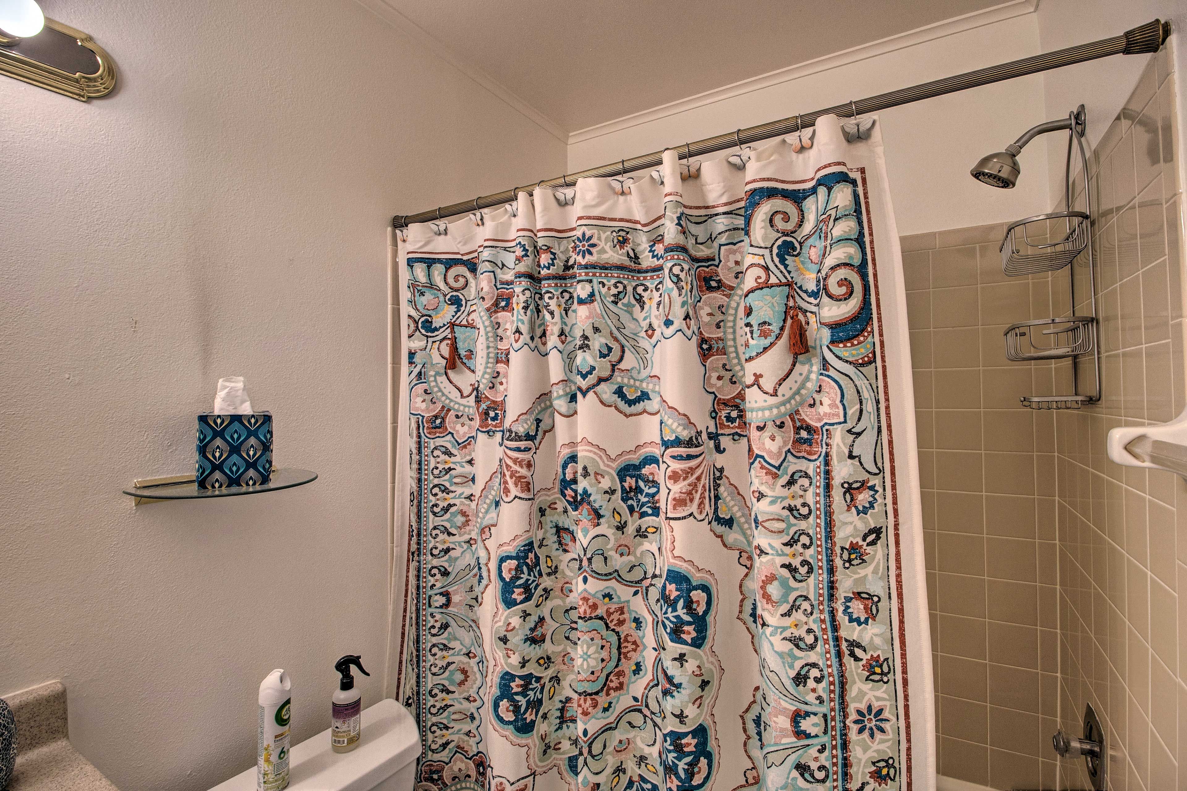 Full Bathroom | Towels Provided