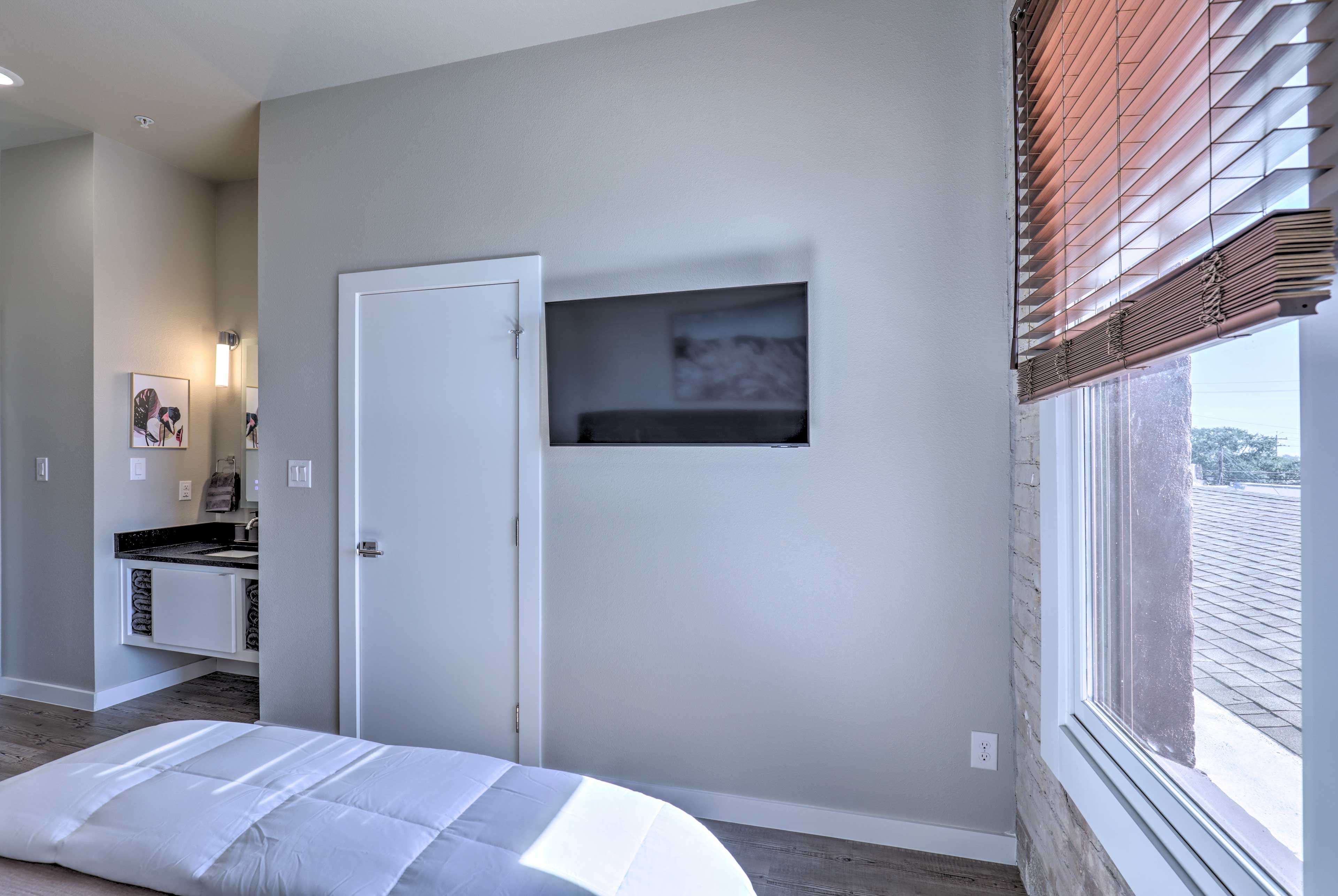 Bedroom 2 | Smart TV w/ Cable