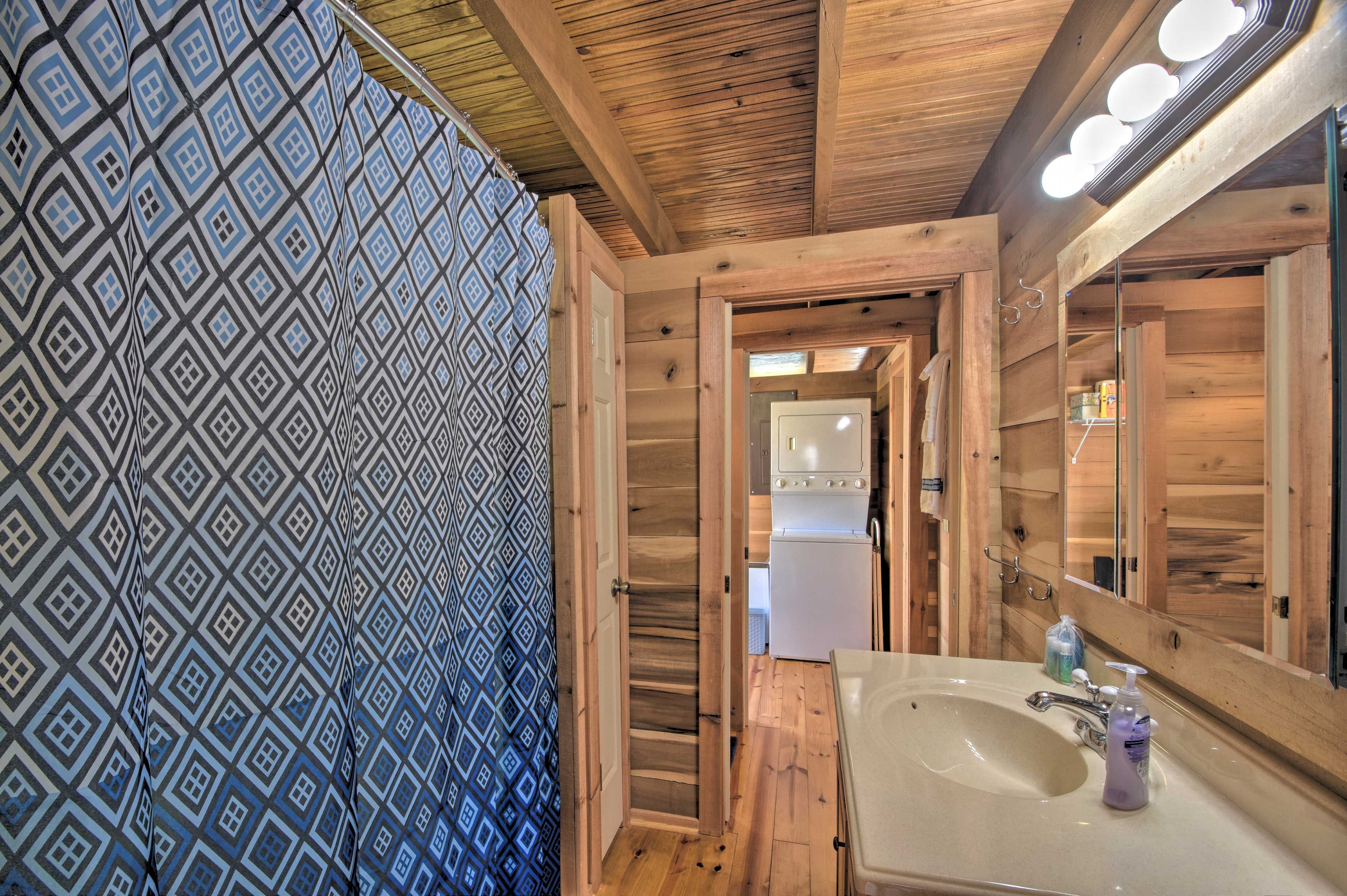 Full Bathroom | Towels Provided