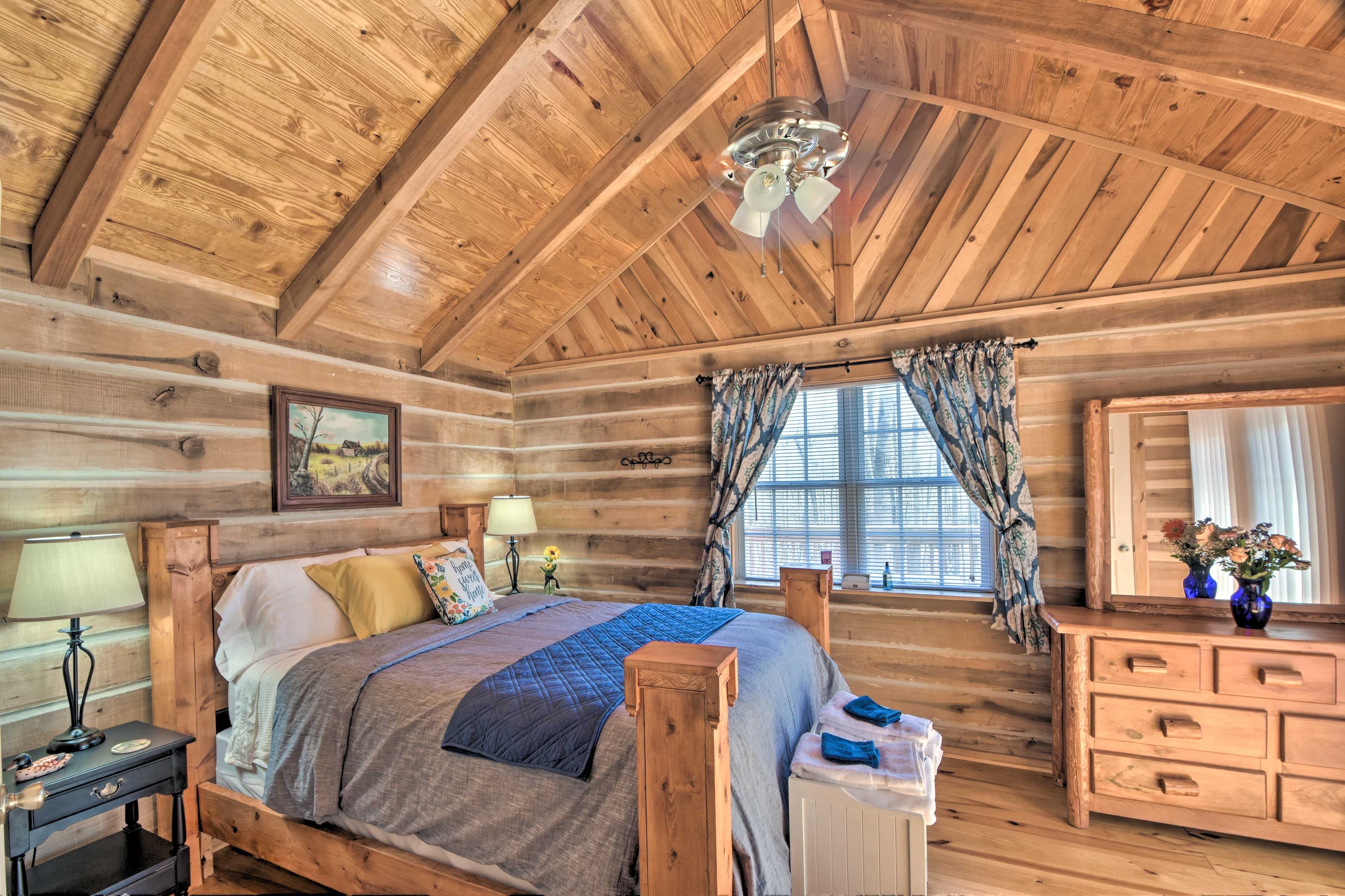 Bedroom | Queen Bed | Linens Provided